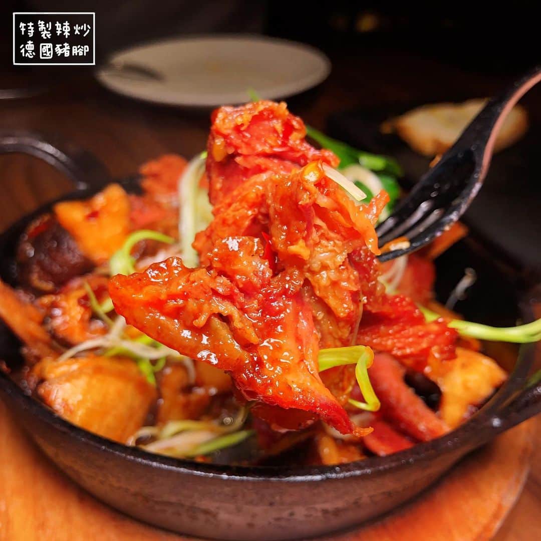 4foodie, for foodieさんのインスタグラム写真 - (4foodie, for foodieInstagram)「📍New Taipei, Taiwan Oli / 以下餐點及價位 花園沙拉 $280 美味程度：🌕🌕🌕🌕🌑 💡補充💡各式蔬菜搭配火龍果、橄欖以及火龍果醬汁，清爽無負擔，醬汁帶點微酸，刺激味蕾相當開胃👍🏻 番茄乳酪沙拉麵卷 $240 美味程度：🌕🌕🌕🌕🌑 💡補充💡這道菜在剛開始看菜名時還不太懂是什麼意思😅一上菜才了解，外皮是炸鍋的義大利麵麵，裡面包著番茄與乳酪，起司帶點牽絲，搭配黑松露醬與美乃滋！不會太油膩，蠻有趣的一道下酒菜。 大蒜蝦 $280 美味程度：🌕🌕🌕🌕🌗 💡補充💡這個蒜味超重🥰🥰🥰蝦子的份量蠻不少，而且都貼心地去殼了，吃的時候很方便👌🏻 特製辣炒德國豬腳 $280 美味程度：🌕🌕🌕🌕🌗 💡補充💡蠻喜歡這道菜，撇除了傳統的芥末醬，以辣炒的方式呈現，帶點台式的風味，豬腳已事先去骨，食用時相當方便，不會啃骨頭，豬腳肉很Q，豬腳皮也不會太硬😋😋😋 老饕上蓋肉8oz $1180 美味程度：🌕🌕🌕🌕🌕 💡補充💡不用吃到全熟的伊比利豬，豬肉香氣十足，帶點油脂香甜，肉質更是軟嫩🥰個人很愛，當然烹調方式也很下功夫，整體吃起來份量足也美味🐷 US Prime肋眼牛排 $1880 美味程度：🌕🌕🌕🌕🌗 💡補充💡一個大鐵盤放著滿滿的肉🥩搭配烤蒜頭、醬汁、黑松露泥與小萵苣葉，份量十足！牛排熟度則是完美五分熟，漂亮的粉紅色，帶點烤過的牛肉汁，非常美味可口💕💕💕 紅酒銅鑼燒 $180 美味程度：🌕🌕🌕🌕🌗 💡補充💡其實像是鬆餅般的口感，搭配焦糖香蕉、奶油與紅酒醬汁，份量不大，剛好幾口分食去油膩☺️ 鳳梨米布丁 $150 美味程度：🌕🌕🌕🌗🌑 💡補充💡鳳梨果乾還不錯吃，只是米布丁的部分我個人比較沒那麼喜歡，不過整體吃起來不會太甜，米粒也很Q! 整體 環境衛生：🌕🌕🌕🌕🌑 服務態度：🌕🌕🌕🌕🌑 再訪意願：🌕🌕🌕🌕🌗 🗺新北市新店區中興路三段220巷2號1樓 🚇捷運大坪林站3號出口 ☎(02)2910-5887 ⏰平日18:00-22:00 假日 12:00-16:00 17:00-22:00 🍽2019.06.22到訪用餐 💡補充💡oli除了餐點美味之外，調酒也蠻有特色的！我們當天點了瓦倫西亞早餐、艾爾芭女爵與奶油蜜桃🍑都是帶有甜味的調酒🍸除了艾爾芭女爵比較濃一點，其他兩款都是比較淡，不是很會喝的也可以接受喔😋 #4foodie #4foodie新北 #新店美食 #newtaipeicity #新北美食 #olirestaurantandbar #4foodie大坪林站 # #4foodieinnewtaipei #4foodieforfoodie ©️版權所有，不得轉載copyrights reserved」7月2日 19時16分 - 4foodie