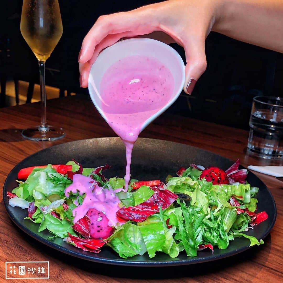 4foodie, for foodieさんのインスタグラム写真 - (4foodie, for foodieInstagram)「📍New Taipei, Taiwan Oli / 以下餐點及價位 花園沙拉 $280 美味程度：🌕🌕🌕🌕🌑 💡補充💡各式蔬菜搭配火龍果、橄欖以及火龍果醬汁，清爽無負擔，醬汁帶點微酸，刺激味蕾相當開胃👍🏻 番茄乳酪沙拉麵卷 $240 美味程度：🌕🌕🌕🌕🌑 💡補充💡這道菜在剛開始看菜名時還不太懂是什麼意思😅一上菜才了解，外皮是炸鍋的義大利麵麵，裡面包著番茄與乳酪，起司帶點牽絲，搭配黑松露醬與美乃滋！不會太油膩，蠻有趣的一道下酒菜。 大蒜蝦 $280 美味程度：🌕🌕🌕🌕🌗 💡補充💡這個蒜味超重🥰🥰🥰蝦子的份量蠻不少，而且都貼心地去殼了，吃的時候很方便👌🏻 特製辣炒德國豬腳 $280 美味程度：🌕🌕🌕🌕🌗 💡補充💡蠻喜歡這道菜，撇除了傳統的芥末醬，以辣炒的方式呈現，帶點台式的風味，豬腳已事先去骨，食用時相當方便，不會啃骨頭，豬腳肉很Q，豬腳皮也不會太硬😋😋😋 老饕上蓋肉8oz $1180 美味程度：🌕🌕🌕🌕🌕 💡補充💡不用吃到全熟的伊比利豬，豬肉香氣十足，帶點油脂香甜，肉質更是軟嫩🥰個人很愛，當然烹調方式也很下功夫，整體吃起來份量足也美味🐷 US Prime肋眼牛排 $1880 美味程度：🌕🌕🌕🌕🌗 💡補充💡一個大鐵盤放著滿滿的肉🥩搭配烤蒜頭、醬汁、黑松露泥與小萵苣葉，份量十足！牛排熟度則是完美五分熟，漂亮的粉紅色，帶點烤過的牛肉汁，非常美味可口💕💕💕 紅酒銅鑼燒 $180 美味程度：🌕🌕🌕🌕🌗 💡補充💡其實像是鬆餅般的口感，搭配焦糖香蕉、奶油與紅酒醬汁，份量不大，剛好幾口分食去油膩☺️ 鳳梨米布丁 $150 美味程度：🌕🌕🌕🌗🌑 💡補充💡鳳梨果乾還不錯吃，只是米布丁的部分我個人比較沒那麼喜歡，不過整體吃起來不會太甜，米粒也很Q! 整體 環境衛生：🌕🌕🌕🌕🌑 服務態度：🌕🌕🌕🌕🌑 再訪意願：🌕🌕🌕🌕🌗 🗺新北市新店區中興路三段220巷2號1樓 🚇捷運大坪林站3號出口 ☎(02)2910-5887 ⏰平日18:00-22:00 假日 12:00-16:00 17:00-22:00 🍽2019.06.22到訪用餐 💡補充💡oli除了餐點美味之外，調酒也蠻有特色的！我們當天點了瓦倫西亞早餐、艾爾芭女爵與奶油蜜桃🍑都是帶有甜味的調酒🍸除了艾爾芭女爵比較濃一點，其他兩款都是比較淡，不是很會喝的也可以接受喔😋 #4foodie #4foodie新北 #新店美食 #newtaipeicity #新北美食 #olirestaurantandbar #4foodie大坪林站 # #4foodieinnewtaipei #4foodieforfoodie ©️版權所有，不得轉載copyrights reserved」7月2日 19時16分 - 4foodie