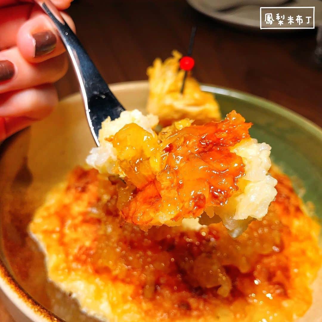 4foodie, for foodieさんのインスタグラム写真 - (4foodie, for foodieInstagram)「📍New Taipei, Taiwan Oli / 以下餐點及價位 花園沙拉 $280 美味程度：🌕🌕🌕🌕🌑 💡補充💡各式蔬菜搭配火龍果、橄欖以及火龍果醬汁，清爽無負擔，醬汁帶點微酸，刺激味蕾相當開胃👍🏻 番茄乳酪沙拉麵卷 $240 美味程度：🌕🌕🌕🌕🌑 💡補充💡這道菜在剛開始看菜名時還不太懂是什麼意思😅一上菜才了解，外皮是炸鍋的義大利麵麵，裡面包著番茄與乳酪，起司帶點牽絲，搭配黑松露醬與美乃滋！不會太油膩，蠻有趣的一道下酒菜。 大蒜蝦 $280 美味程度：🌕🌕🌕🌕🌗 💡補充💡這個蒜味超重🥰🥰🥰蝦子的份量蠻不少，而且都貼心地去殼了，吃的時候很方便👌🏻 特製辣炒德國豬腳 $280 美味程度：🌕🌕🌕🌕🌗 💡補充💡蠻喜歡這道菜，撇除了傳統的芥末醬，以辣炒的方式呈現，帶點台式的風味，豬腳已事先去骨，食用時相當方便，不會啃骨頭，豬腳肉很Q，豬腳皮也不會太硬😋😋😋 老饕上蓋肉8oz $1180 美味程度：🌕🌕🌕🌕🌕 💡補充💡不用吃到全熟的伊比利豬，豬肉香氣十足，帶點油脂香甜，肉質更是軟嫩🥰個人很愛，當然烹調方式也很下功夫，整體吃起來份量足也美味🐷 US Prime肋眼牛排 $1880 美味程度：🌕🌕🌕🌕🌗 💡補充💡一個大鐵盤放著滿滿的肉🥩搭配烤蒜頭、醬汁、黑松露泥與小萵苣葉，份量十足！牛排熟度則是完美五分熟，漂亮的粉紅色，帶點烤過的牛肉汁，非常美味可口💕💕💕 紅酒銅鑼燒 $180 美味程度：🌕🌕🌕🌕🌗 💡補充💡其實像是鬆餅般的口感，搭配焦糖香蕉、奶油與紅酒醬汁，份量不大，剛好幾口分食去油膩☺️ 鳳梨米布丁 $150 美味程度：🌕🌕🌕🌗🌑 💡補充💡鳳梨果乾還不錯吃，只是米布丁的部分我個人比較沒那麼喜歡，不過整體吃起來不會太甜，米粒也很Q! 整體 環境衛生：🌕🌕🌕🌕🌑 服務態度：🌕🌕🌕🌕🌑 再訪意願：🌕🌕🌕🌕🌗 🗺新北市新店區中興路三段220巷2號1樓 🚇捷運大坪林站3號出口 ☎(02)2910-5887 ⏰平日18:00-22:00 假日 12:00-16:00 17:00-22:00 🍽2019.06.22到訪用餐 💡補充💡oli除了餐點美味之外，調酒也蠻有特色的！我們當天點了瓦倫西亞早餐、艾爾芭女爵與奶油蜜桃🍑都是帶有甜味的調酒🍸除了艾爾芭女爵比較濃一點，其他兩款都是比較淡，不是很會喝的也可以接受喔😋 #4foodie #4foodie新北 #新店美食 #newtaipeicity #新北美食 #olirestaurantandbar #4foodie大坪林站 # #4foodieinnewtaipei #4foodieforfoodie ©️版權所有，不得轉載copyrights reserved」7月2日 19時16分 - 4foodie