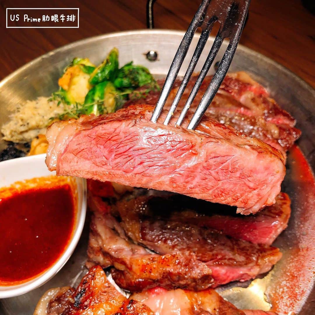 4foodie, for foodieさんのインスタグラム写真 - (4foodie, for foodieInstagram)「📍New Taipei, Taiwan Oli / 以下餐點及價位 花園沙拉 $280 美味程度：🌕🌕🌕🌕🌑 💡補充💡各式蔬菜搭配火龍果、橄欖以及火龍果醬汁，清爽無負擔，醬汁帶點微酸，刺激味蕾相當開胃👍🏻 番茄乳酪沙拉麵卷 $240 美味程度：🌕🌕🌕🌕🌑 💡補充💡這道菜在剛開始看菜名時還不太懂是什麼意思😅一上菜才了解，外皮是炸鍋的義大利麵麵，裡面包著番茄與乳酪，起司帶點牽絲，搭配黑松露醬與美乃滋！不會太油膩，蠻有趣的一道下酒菜。 大蒜蝦 $280 美味程度：🌕🌕🌕🌕🌗 💡補充💡這個蒜味超重🥰🥰🥰蝦子的份量蠻不少，而且都貼心地去殼了，吃的時候很方便👌🏻 特製辣炒德國豬腳 $280 美味程度：🌕🌕🌕🌕🌗 💡補充💡蠻喜歡這道菜，撇除了傳統的芥末醬，以辣炒的方式呈現，帶點台式的風味，豬腳已事先去骨，食用時相當方便，不會啃骨頭，豬腳肉很Q，豬腳皮也不會太硬😋😋😋 老饕上蓋肉8oz $1180 美味程度：🌕🌕🌕🌕🌕 💡補充💡不用吃到全熟的伊比利豬，豬肉香氣十足，帶點油脂香甜，肉質更是軟嫩🥰個人很愛，當然烹調方式也很下功夫，整體吃起來份量足也美味🐷 US Prime肋眼牛排 $1880 美味程度：🌕🌕🌕🌕🌗 💡補充💡一個大鐵盤放著滿滿的肉🥩搭配烤蒜頭、醬汁、黑松露泥與小萵苣葉，份量十足！牛排熟度則是完美五分熟，漂亮的粉紅色，帶點烤過的牛肉汁，非常美味可口💕💕💕 紅酒銅鑼燒 $180 美味程度：🌕🌕🌕🌕🌗 💡補充💡其實像是鬆餅般的口感，搭配焦糖香蕉、奶油與紅酒醬汁，份量不大，剛好幾口分食去油膩☺️ 鳳梨米布丁 $150 美味程度：🌕🌕🌕🌗🌑 💡補充💡鳳梨果乾還不錯吃，只是米布丁的部分我個人比較沒那麼喜歡，不過整體吃起來不會太甜，米粒也很Q! 整體 環境衛生：🌕🌕🌕🌕🌑 服務態度：🌕🌕🌕🌕🌑 再訪意願：🌕🌕🌕🌕🌗 🗺新北市新店區中興路三段220巷2號1樓 🚇捷運大坪林站3號出口 ☎(02)2910-5887 ⏰平日18:00-22:00 假日 12:00-16:00 17:00-22:00 🍽2019.06.22到訪用餐 💡補充💡oli除了餐點美味之外，調酒也蠻有特色的！我們當天點了瓦倫西亞早餐、艾爾芭女爵與奶油蜜桃🍑都是帶有甜味的調酒🍸除了艾爾芭女爵比較濃一點，其他兩款都是比較淡，不是很會喝的也可以接受喔😋 #4foodie #4foodie新北 #新店美食 #newtaipeicity #新北美食 #olirestaurantandbar #4foodie大坪林站 # #4foodieinnewtaipei #4foodieforfoodie ©️版權所有，不得轉載copyrights reserved」7月2日 19時16分 - 4foodie