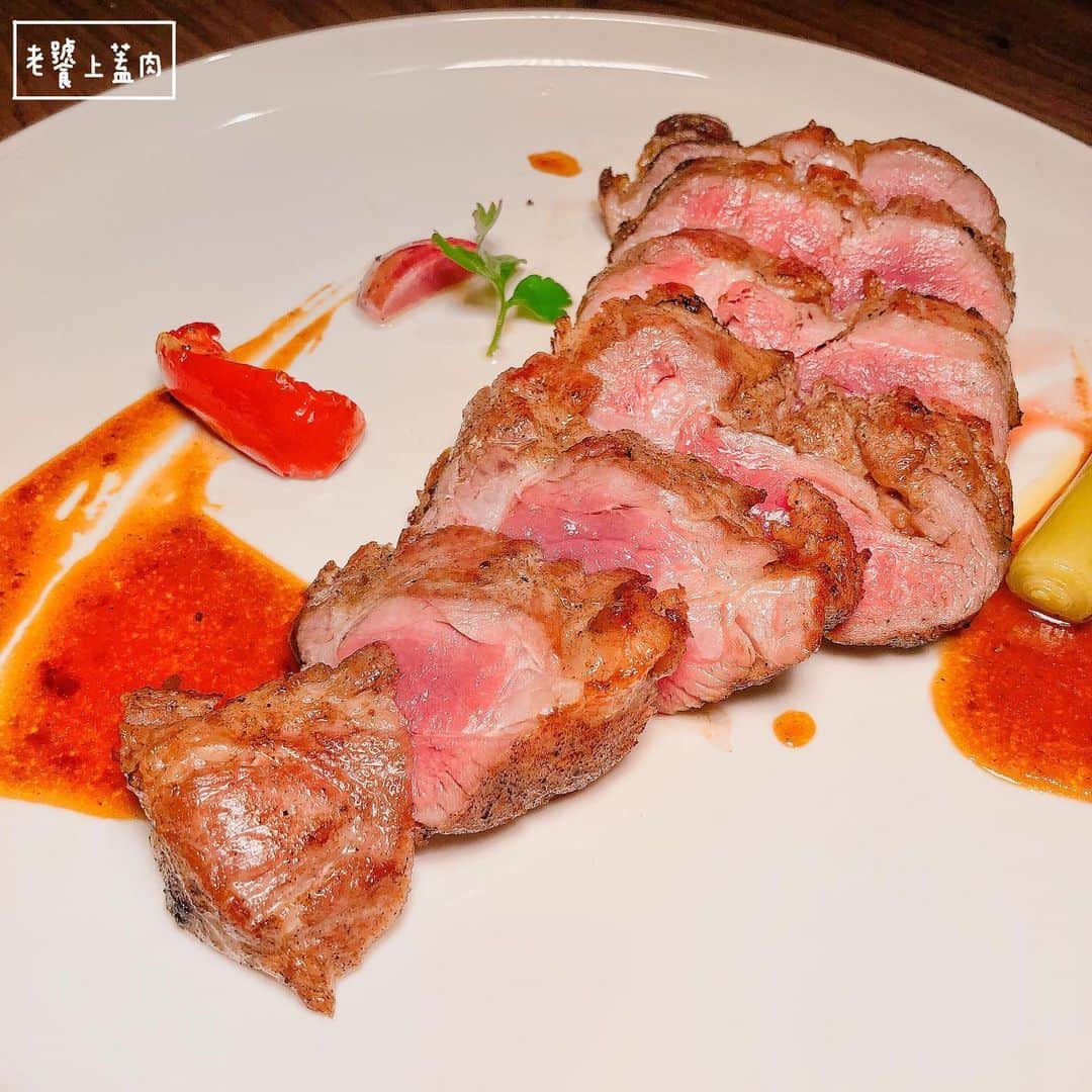 4foodie, for foodieさんのインスタグラム写真 - (4foodie, for foodieInstagram)「📍New Taipei, Taiwan Oli / 以下餐點及價位 花園沙拉 $280 美味程度：🌕🌕🌕🌕🌑 💡補充💡各式蔬菜搭配火龍果、橄欖以及火龍果醬汁，清爽無負擔，醬汁帶點微酸，刺激味蕾相當開胃👍🏻 番茄乳酪沙拉麵卷 $240 美味程度：🌕🌕🌕🌕🌑 💡補充💡這道菜在剛開始看菜名時還不太懂是什麼意思😅一上菜才了解，外皮是炸鍋的義大利麵麵，裡面包著番茄與乳酪，起司帶點牽絲，搭配黑松露醬與美乃滋！不會太油膩，蠻有趣的一道下酒菜。 大蒜蝦 $280 美味程度：🌕🌕🌕🌕🌗 💡補充💡這個蒜味超重🥰🥰🥰蝦子的份量蠻不少，而且都貼心地去殼了，吃的時候很方便👌🏻 特製辣炒德國豬腳 $280 美味程度：🌕🌕🌕🌕🌗 💡補充💡蠻喜歡這道菜，撇除了傳統的芥末醬，以辣炒的方式呈現，帶點台式的風味，豬腳已事先去骨，食用時相當方便，不會啃骨頭，豬腳肉很Q，豬腳皮也不會太硬😋😋😋 老饕上蓋肉8oz $1180 美味程度：🌕🌕🌕🌕🌕 💡補充💡不用吃到全熟的伊比利豬，豬肉香氣十足，帶點油脂香甜，肉質更是軟嫩🥰個人很愛，當然烹調方式也很下功夫，整體吃起來份量足也美味🐷 US Prime肋眼牛排 $1880 美味程度：🌕🌕🌕🌕🌗 💡補充💡一個大鐵盤放著滿滿的肉🥩搭配烤蒜頭、醬汁、黑松露泥與小萵苣葉，份量十足！牛排熟度則是完美五分熟，漂亮的粉紅色，帶點烤過的牛肉汁，非常美味可口💕💕💕 紅酒銅鑼燒 $180 美味程度：🌕🌕🌕🌕🌗 💡補充💡其實像是鬆餅般的口感，搭配焦糖香蕉、奶油與紅酒醬汁，份量不大，剛好幾口分食去油膩☺️ 鳳梨米布丁 $150 美味程度：🌕🌕🌕🌗🌑 💡補充💡鳳梨果乾還不錯吃，只是米布丁的部分我個人比較沒那麼喜歡，不過整體吃起來不會太甜，米粒也很Q! 整體 環境衛生：🌕🌕🌕🌕🌑 服務態度：🌕🌕🌕🌕🌑 再訪意願：🌕🌕🌕🌕🌗 🗺新北市新店區中興路三段220巷2號1樓 🚇捷運大坪林站3號出口 ☎(02)2910-5887 ⏰平日18:00-22:00 假日 12:00-16:00 17:00-22:00 🍽2019.06.22到訪用餐 💡補充💡oli除了餐點美味之外，調酒也蠻有特色的！我們當天點了瓦倫西亞早餐、艾爾芭女爵與奶油蜜桃🍑都是帶有甜味的調酒🍸除了艾爾芭女爵比較濃一點，其他兩款都是比較淡，不是很會喝的也可以接受喔😋 #4foodie #4foodie新北 #新店美食 #newtaipeicity #新北美食 #olirestaurantandbar #4foodie大坪林站 # #4foodieinnewtaipei #4foodieforfoodie ©️版權所有，不得轉載copyrights reserved」7月2日 19時16分 - 4foodie