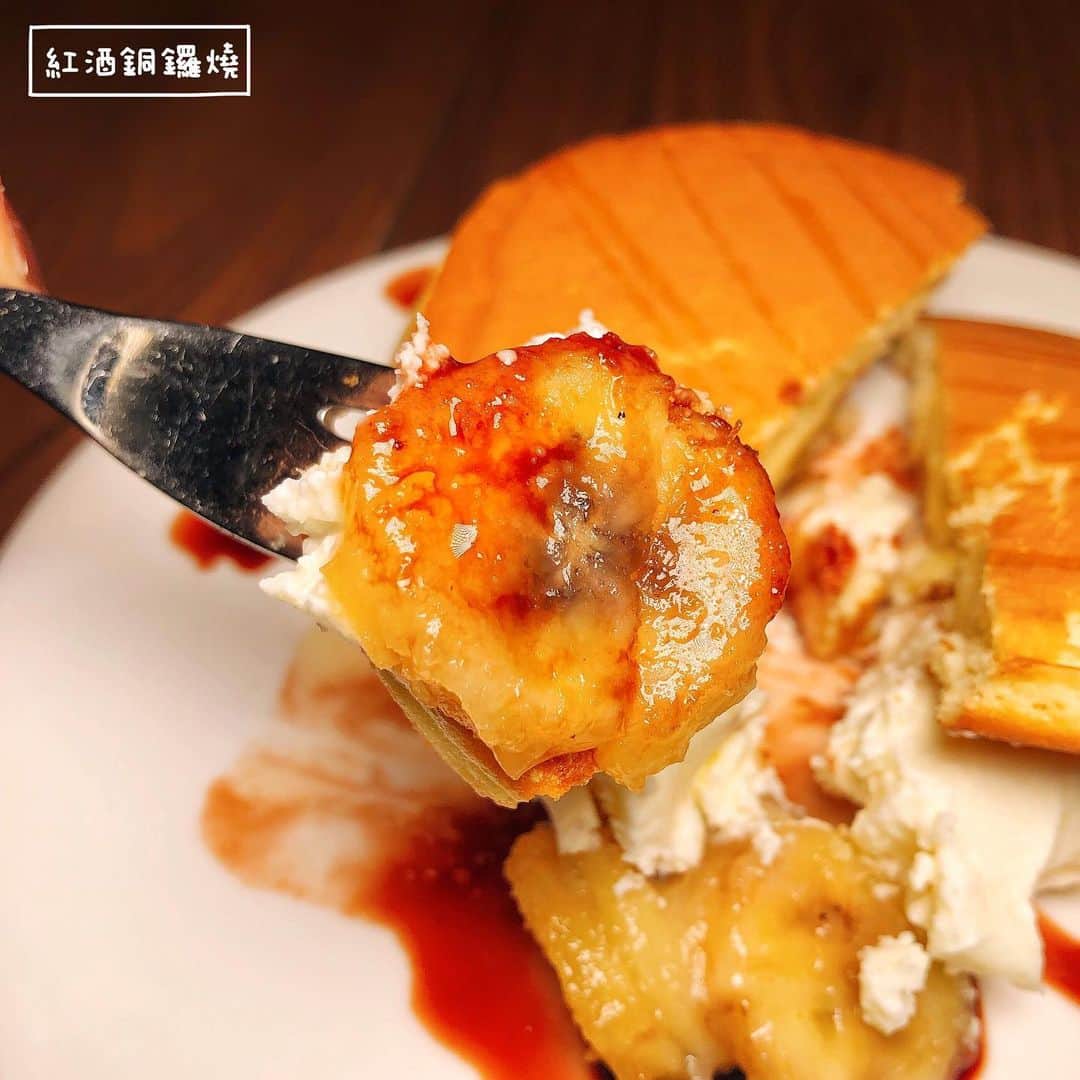 4foodie, for foodieさんのインスタグラム写真 - (4foodie, for foodieInstagram)「📍New Taipei, Taiwan Oli / 以下餐點及價位 花園沙拉 $280 美味程度：🌕🌕🌕🌕🌑 💡補充💡各式蔬菜搭配火龍果、橄欖以及火龍果醬汁，清爽無負擔，醬汁帶點微酸，刺激味蕾相當開胃👍🏻 番茄乳酪沙拉麵卷 $240 美味程度：🌕🌕🌕🌕🌑 💡補充💡這道菜在剛開始看菜名時還不太懂是什麼意思😅一上菜才了解，外皮是炸鍋的義大利麵麵，裡面包著番茄與乳酪，起司帶點牽絲，搭配黑松露醬與美乃滋！不會太油膩，蠻有趣的一道下酒菜。 大蒜蝦 $280 美味程度：🌕🌕🌕🌕🌗 💡補充💡這個蒜味超重🥰🥰🥰蝦子的份量蠻不少，而且都貼心地去殼了，吃的時候很方便👌🏻 特製辣炒德國豬腳 $280 美味程度：🌕🌕🌕🌕🌗 💡補充💡蠻喜歡這道菜，撇除了傳統的芥末醬，以辣炒的方式呈現，帶點台式的風味，豬腳已事先去骨，食用時相當方便，不會啃骨頭，豬腳肉很Q，豬腳皮也不會太硬😋😋😋 老饕上蓋肉8oz $1180 美味程度：🌕🌕🌕🌕🌕 💡補充💡不用吃到全熟的伊比利豬，豬肉香氣十足，帶點油脂香甜，肉質更是軟嫩🥰個人很愛，當然烹調方式也很下功夫，整體吃起來份量足也美味🐷 US Prime肋眼牛排 $1880 美味程度：🌕🌕🌕🌕🌗 💡補充💡一個大鐵盤放著滿滿的肉🥩搭配烤蒜頭、醬汁、黑松露泥與小萵苣葉，份量十足！牛排熟度則是完美五分熟，漂亮的粉紅色，帶點烤過的牛肉汁，非常美味可口💕💕💕 紅酒銅鑼燒 $180 美味程度：🌕🌕🌕🌕🌗 💡補充💡其實像是鬆餅般的口感，搭配焦糖香蕉、奶油與紅酒醬汁，份量不大，剛好幾口分食去油膩☺️ 鳳梨米布丁 $150 美味程度：🌕🌕🌕🌗🌑 💡補充💡鳳梨果乾還不錯吃，只是米布丁的部分我個人比較沒那麼喜歡，不過整體吃起來不會太甜，米粒也很Q! 整體 環境衛生：🌕🌕🌕🌕🌑 服務態度：🌕🌕🌕🌕🌑 再訪意願：🌕🌕🌕🌕🌗 🗺新北市新店區中興路三段220巷2號1樓 🚇捷運大坪林站3號出口 ☎(02)2910-5887 ⏰平日18:00-22:00 假日 12:00-16:00 17:00-22:00 🍽2019.06.22到訪用餐 💡補充💡oli除了餐點美味之外，調酒也蠻有特色的！我們當天點了瓦倫西亞早餐、艾爾芭女爵與奶油蜜桃🍑都是帶有甜味的調酒🍸除了艾爾芭女爵比較濃一點，其他兩款都是比較淡，不是很會喝的也可以接受喔😋 #4foodie #4foodie新北 #新店美食 #newtaipeicity #新北美食 #olirestaurantandbar #4foodie大坪林站 # #4foodieinnewtaipei #4foodieforfoodie ©️版權所有，不得轉載copyrights reserved」7月2日 19時16分 - 4foodie
