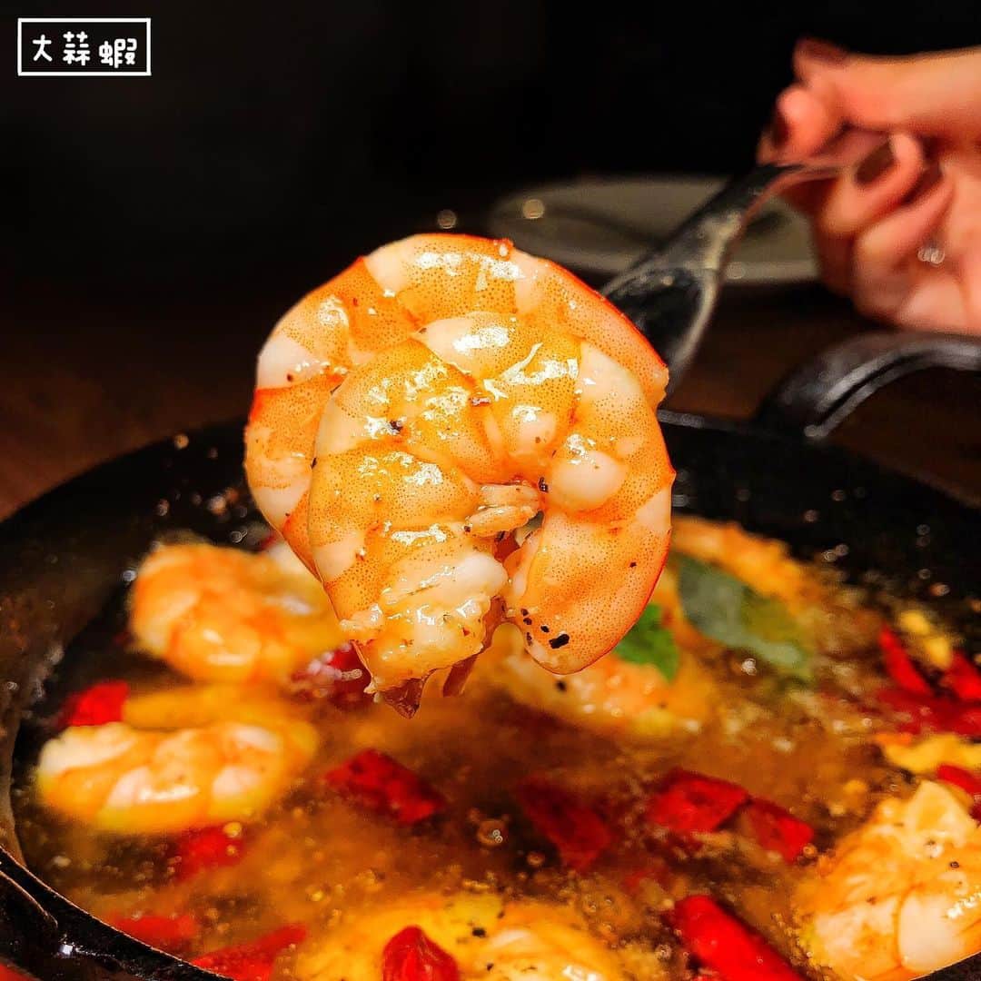 4foodie, for foodieさんのインスタグラム写真 - (4foodie, for foodieInstagram)「📍New Taipei, Taiwan Oli / 以下餐點及價位 花園沙拉 $280 美味程度：🌕🌕🌕🌕🌑 💡補充💡各式蔬菜搭配火龍果、橄欖以及火龍果醬汁，清爽無負擔，醬汁帶點微酸，刺激味蕾相當開胃👍🏻 番茄乳酪沙拉麵卷 $240 美味程度：🌕🌕🌕🌕🌑 💡補充💡這道菜在剛開始看菜名時還不太懂是什麼意思😅一上菜才了解，外皮是炸鍋的義大利麵麵，裡面包著番茄與乳酪，起司帶點牽絲，搭配黑松露醬與美乃滋！不會太油膩，蠻有趣的一道下酒菜。 大蒜蝦 $280 美味程度：🌕🌕🌕🌕🌗 💡補充💡這個蒜味超重🥰🥰🥰蝦子的份量蠻不少，而且都貼心地去殼了，吃的時候很方便👌🏻 特製辣炒德國豬腳 $280 美味程度：🌕🌕🌕🌕🌗 💡補充💡蠻喜歡這道菜，撇除了傳統的芥末醬，以辣炒的方式呈現，帶點台式的風味，豬腳已事先去骨，食用時相當方便，不會啃骨頭，豬腳肉很Q，豬腳皮也不會太硬😋😋😋 老饕上蓋肉8oz $1180 美味程度：🌕🌕🌕🌕🌕 💡補充💡不用吃到全熟的伊比利豬，豬肉香氣十足，帶點油脂香甜，肉質更是軟嫩🥰個人很愛，當然烹調方式也很下功夫，整體吃起來份量足也美味🐷 US Prime肋眼牛排 $1880 美味程度：🌕🌕🌕🌕🌗 💡補充💡一個大鐵盤放著滿滿的肉🥩搭配烤蒜頭、醬汁、黑松露泥與小萵苣葉，份量十足！牛排熟度則是完美五分熟，漂亮的粉紅色，帶點烤過的牛肉汁，非常美味可口💕💕💕 紅酒銅鑼燒 $180 美味程度：🌕🌕🌕🌕🌗 💡補充💡其實像是鬆餅般的口感，搭配焦糖香蕉、奶油與紅酒醬汁，份量不大，剛好幾口分食去油膩☺️ 鳳梨米布丁 $150 美味程度：🌕🌕🌕🌗🌑 💡補充💡鳳梨果乾還不錯吃，只是米布丁的部分我個人比較沒那麼喜歡，不過整體吃起來不會太甜，米粒也很Q! 整體 環境衛生：🌕🌕🌕🌕🌑 服務態度：🌕🌕🌕🌕🌑 再訪意願：🌕🌕🌕🌕🌗 🗺新北市新店區中興路三段220巷2號1樓 🚇捷運大坪林站3號出口 ☎(02)2910-5887 ⏰平日18:00-22:00 假日 12:00-16:00 17:00-22:00 🍽2019.06.22到訪用餐 💡補充💡oli除了餐點美味之外，調酒也蠻有特色的！我們當天點了瓦倫西亞早餐、艾爾芭女爵與奶油蜜桃🍑都是帶有甜味的調酒🍸除了艾爾芭女爵比較濃一點，其他兩款都是比較淡，不是很會喝的也可以接受喔😋 #4foodie #4foodie新北 #新店美食 #newtaipeicity #新北美食 #olirestaurantandbar #4foodie大坪林站 # #4foodieinnewtaipei #4foodieforfoodie ©️版權所有，不得轉載copyrights reserved」7月2日 19時16分 - 4foodie