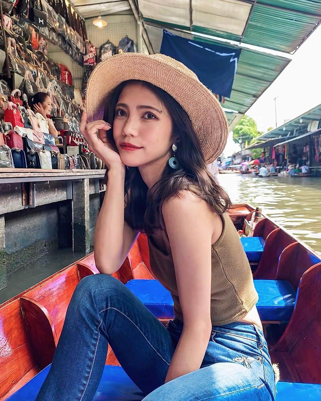 のインスタグラム：「水上マーケット🚣‍♂️🌴 ＊ 楽しみにしてた水上マーケット、 モーターボートでマーケットまで行って 手漕ぎボートに乗り換えたよ🙆🏻‍♀️ ＊ 何も買わなかったけど、 お天気よかったから ボート気持ちよかった〜☀️ ＊ ＊ ボート降りてから フルーツ食べたり🥭、 お猿さん触ったりも楽しかった♡ ＊ ＊ ＊ #水上マーケット #タイ #タイ旅行 #旅行 #女子旅 #タビジョ #thailand #trip #tabijyo #tabimuse #traveler #instagood #marika_trip」