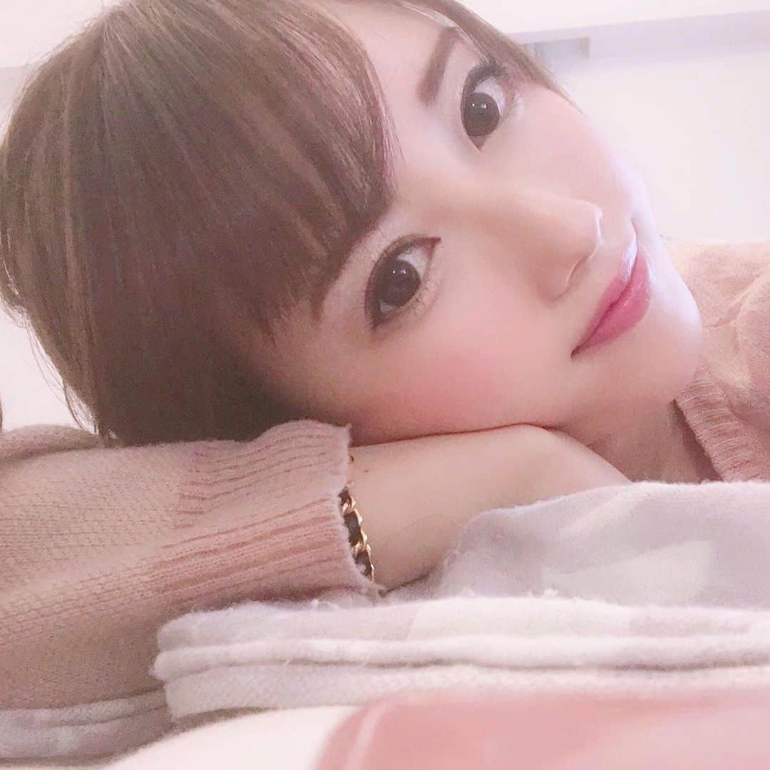 佐倉知里のインスタグラム：「. ひとやすみ。 . スパイスが好きで漢方養生士とったけど やっぱり食で好きなんだ...🥺 と再確認したので"スパイス"として再度 深くお勉強することに決めた♡ . 太田胃散に入ってる漢方は 名前変えると薬膳・スパイスなんだよ(｡･ω･｡) . 医食同源 食べているものが身体を作っていく。 本当にそうだなぁ。 なにか食材を食べてる時は栄養素を思い浮かべて喜んでる( °꒳° ) . それにしてもずーーっと学生してるなぁ。笑 仕事と両立出来るってありがたい。 . . #スパイス置き場が増えていく #カレーはもちろんスパイスから #美味しいよぉ #夏カレーパーティかな」