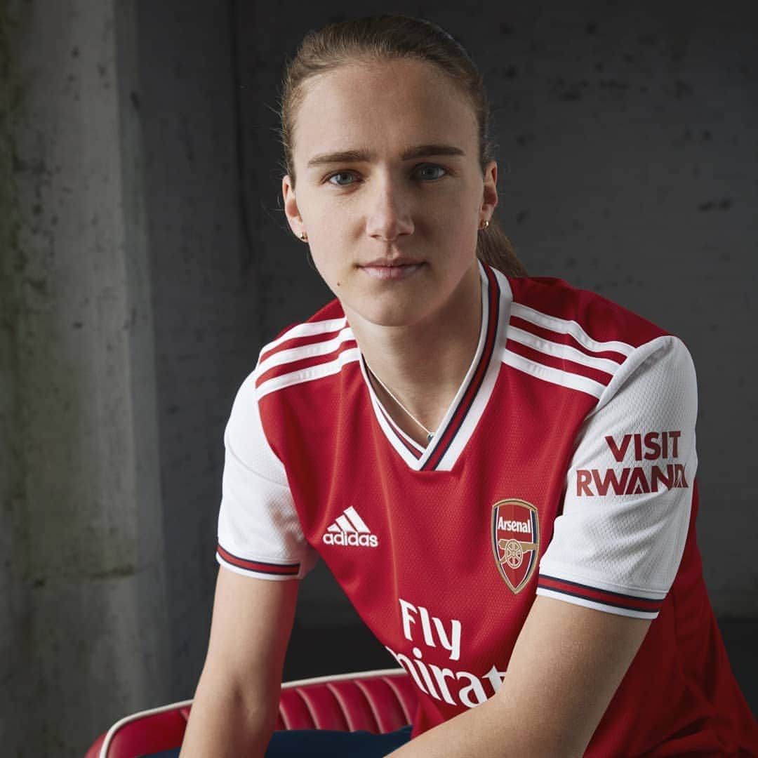 adidas Italiaさんのインスタグラム写真 - (adidas ItaliaInstagram)「Made a Londoner.  Il nuovo @arsenal Home Kit è arrivato. Disponibile in esclusiva su adidas e nei club store ufficiali.  #DareToCreate」7月2日 19時23分 - adidasita