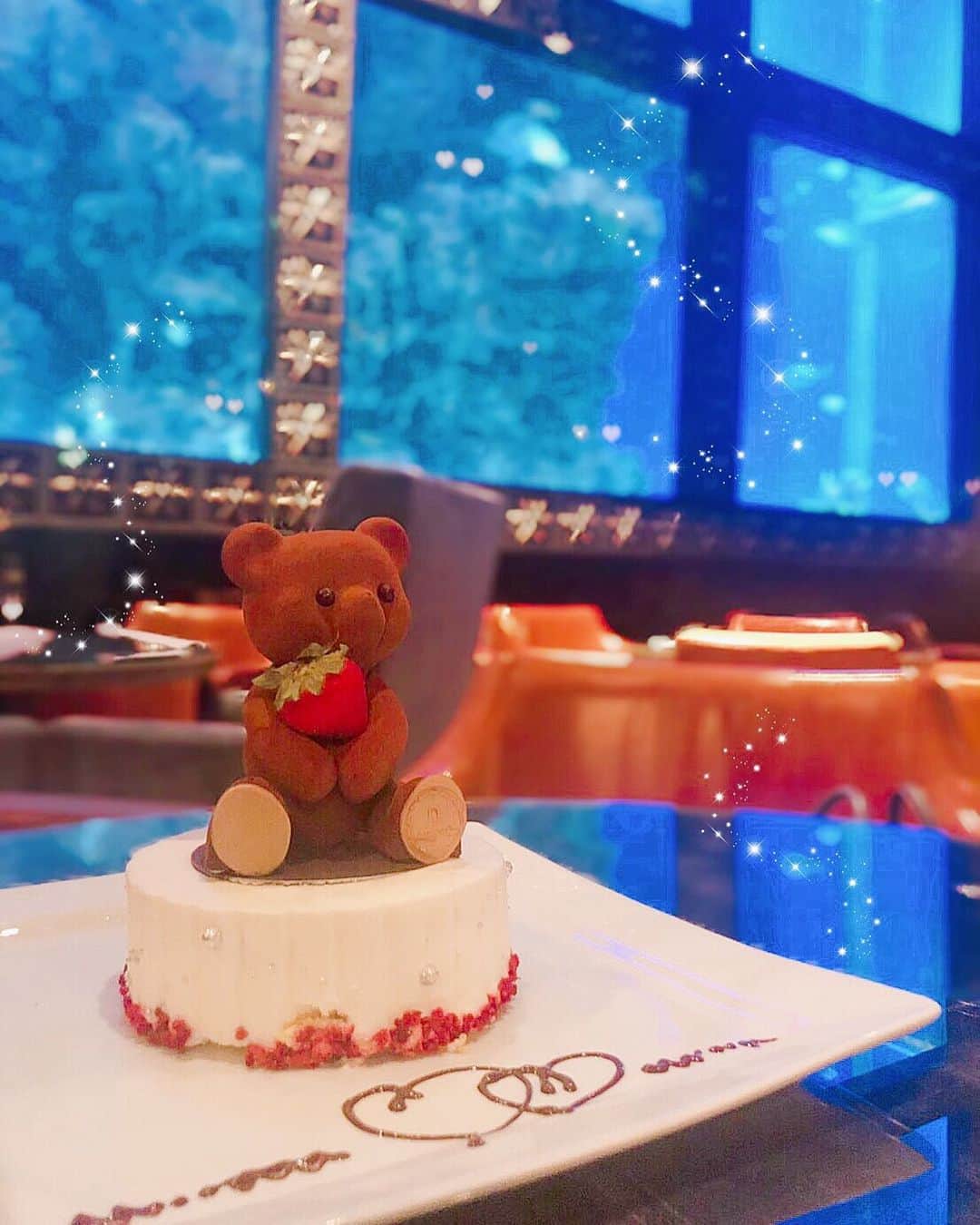 YU-RIのインスタグラム：「なんでもない日にみな×せいやから ケーキをプレゼントしてもらったので うららと美味しく頂きました🐻♡ 可愛かったし美味しかった🍰✨ ・ ・ ・ #くまさんケーキ#ルワンジュ東京#ラグシス#恵比寿#水槽#亀#🐢#可愛かった」