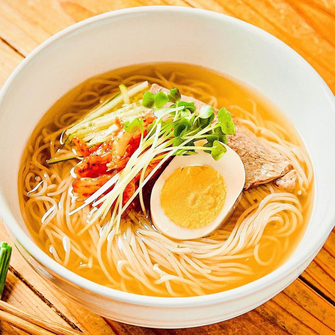 のインスタグラム：「おいしい冷麺、揃ってます🥢 . これからの季節に食べたくなる冷たい麺も #ウーバーイーツ で楽々オーダー🛵💨 . 『韓国 menmen』の「水冷麺」は、透き通ったスープと歯ごたえのある麺のハーモニーが最高✨ . 蒸し暑い日こそ注文したい一品です。」