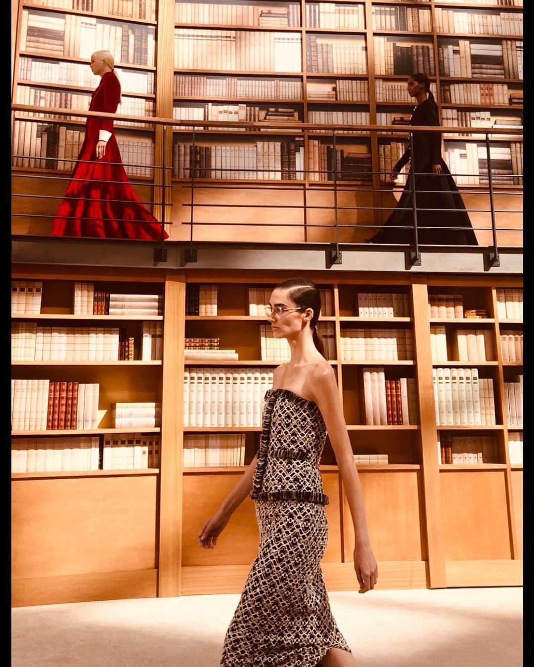 カロリーヌ・ド・メグレのインスタグラム：「#ChanelHauteCouture 💫」