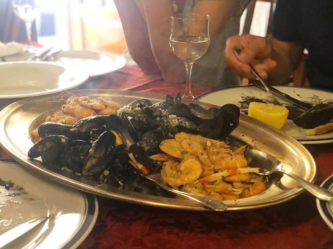 桐島かれんさんのインスタグラム写真 - (桐島かれんInstagram)「アドリア海は魚介の宝庫。毎日、生牡蠣、ムール貝、海老などをたらふく食べています。デザートには、ロジャータ。ダルマシア地方・ドゥブロヴニクのプリンです。 #クロアチア料理」7月2日 19時40分 - houseoflotuskaren