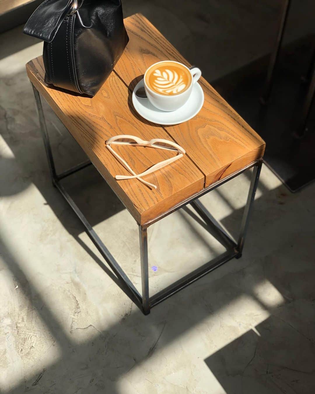 徐琁さんのインスタグラム写真 - (徐琁Instagram)「☕️這裡的咖啡每天都讓我驚豔啊 把天花板挖洞讓光灑進來實在太美 （ㄧ直想在家挖洞的姐妹🤣） #londoncoffeeshops」7月2日 19時40分 - cos55555