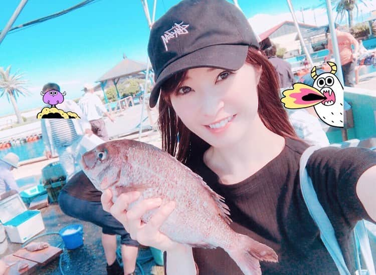 梅本静香さんのインスタグラム写真 - (梅本静香Instagram)「ハマってる釣り🎣﻿ 鯛20匹くらい釣れて、アナゴは隣で釣りしてた人たちがくれた☺️﻿ みんなで黙々と料理して食べたけど、お腹すいてたから一瞬でペロリでした😋﻿ ﻿ #南蛮漬け﻿ #お刺身﻿ #カルパッチョ﻿ #なめろう﻿ #あら汁﻿ #塩焼き ﻿ #なめろうの量w﻿ #写ってないけどこの２倍量くらいある﻿ #鯛13匹分位の料理﻿ ﻿ #鯛 #釣り #釣りガール #九十九里﻿」7月2日 19時32分 - shizuka0523xx