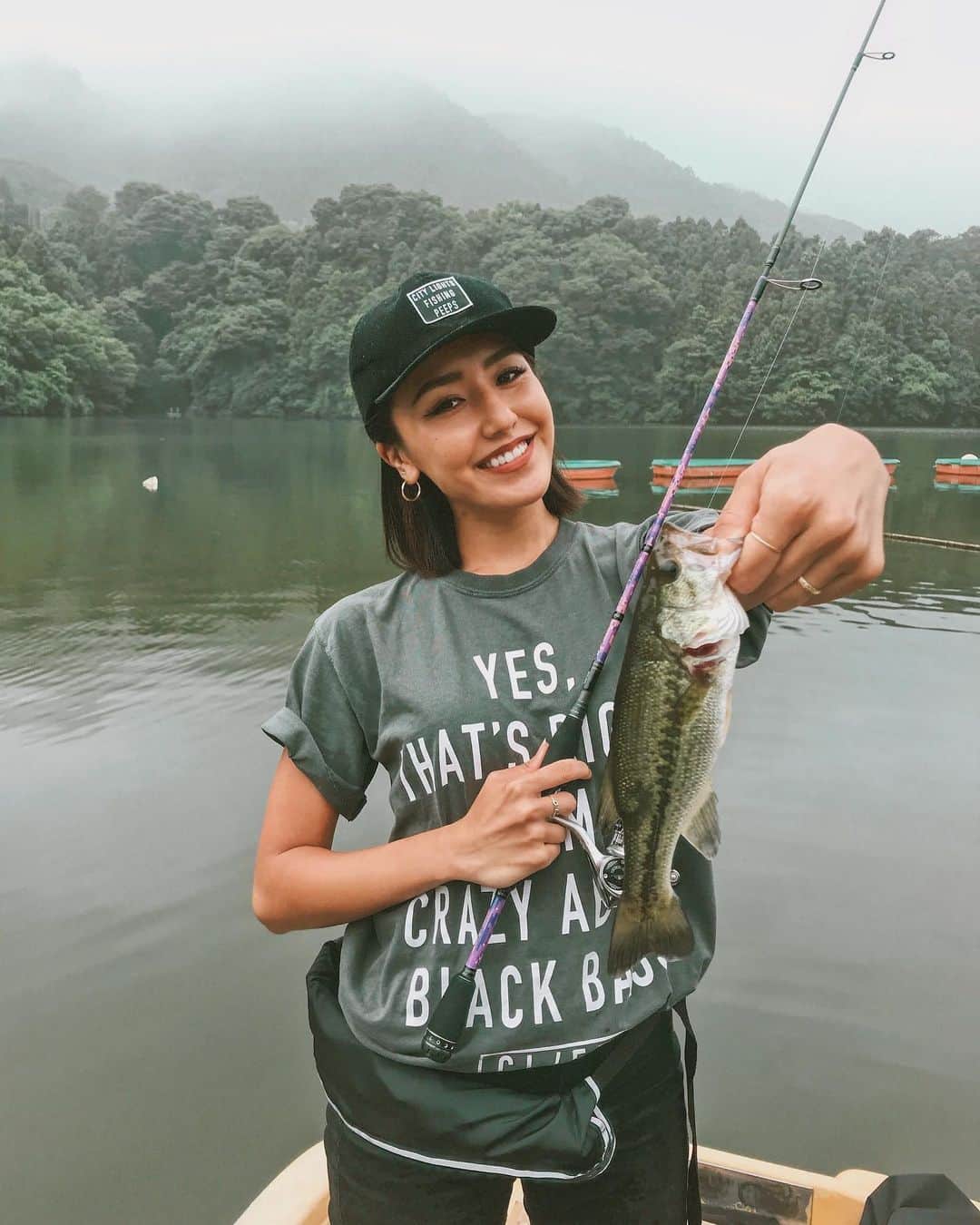 のインスタグラム：「. 今日も釣り🎣 今日も釣れた〜💛 2連続相模湖で釣れて嬉しい😆 .  着ているTシャツの文字に注目 . YES, THAT’S RIGHT. IAM CRAZY ABOUT BLACK BASS. . これは私が入っているチーム @citylights.fp のメンバーだけが持ってるんだ🖤 デザインしたのはおしゃれ番長 @sow_cal .」