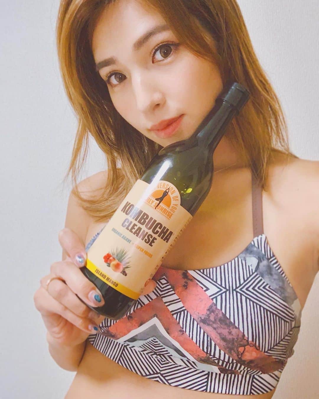 のインスタグラム：「#🧘‍♀️ 軽い運動のときも栄養補給🍎🥥🍌 さっぱりマンゴー味で飲みやすい コンブチャクレンズ🍹 ソーダで割るのが好き😋👍🏽 @earlysunrise_ #KOMBUCHACLEANSE #コンブチャクレンズ #コンブチャクレンズアンバサダー #yoga #ヨガのある暮らし」
