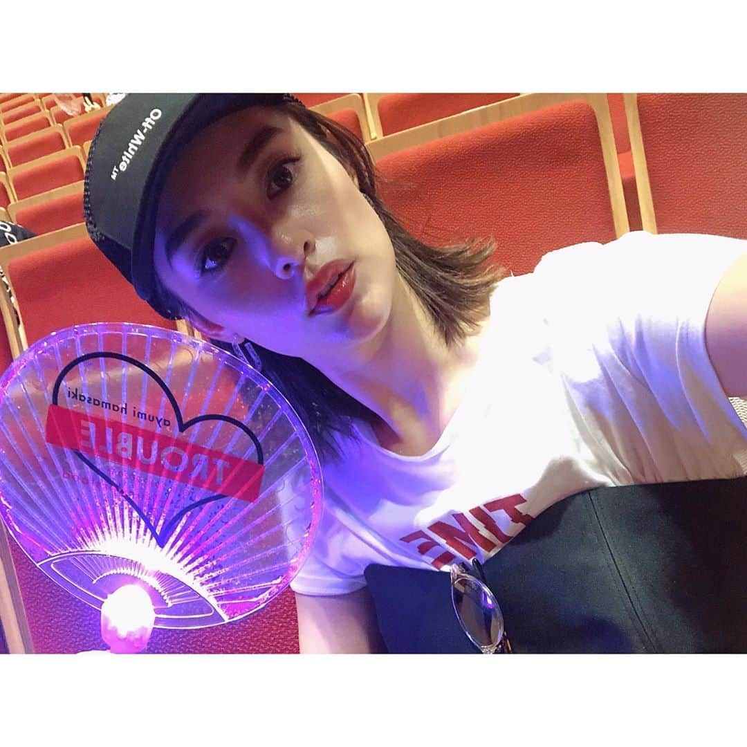 渡辺知夏子さんのインスタグラム写真 - (渡辺知夏子Instagram)「浜崎あゆみさんLIVE!! · · 最新の曲ももちろん聞いてますが、 昔の曲聞くと 色んな記憶がフラッシュバックしてヤバい···😭✨ · · 中学生からずっとあゆさんの曲聞いてて、 高校生の頃初めて代々木にあゆさんLIVE観に行って、東京出てきた頃 の事とかも思い出して、そんな時代もあったな、と懐かしくて、今までの出会いが愛おしくなるのです😢💕✨ · いつも @a.you の音楽と過ごして来たんだなぁ✨ vivimodelになる前からデジデジ📖見てて、その雑誌のモデルになって、LIVEも沢山観させてもらって、勇気と元気もらって来ました🥺❤️ · 2枚目の写真は、友達がグッズの👓バレッタ買ってくれたよ😍 · · ずっとずっとカッコイイお姉さん👸 LIVE続けてくれてありがとうございます💕 今回も素敵でした✨🥺❤️ 観に行けて良かった😭 · · 昔も今もありがとう···💗 · ·  #浜崎あゆみ #浜崎あゆみライブ #trouble #troubleツアー #ayumihamasaki  #live」7月2日 19時42分 - chikako_724