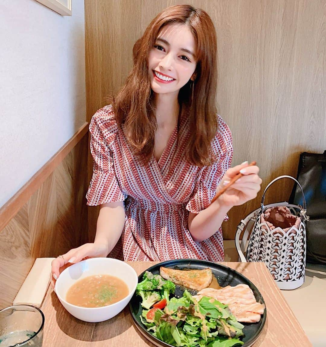 得あゆさんのインスタグラム写真 - (得あゆInstagram)「美味しく痩せる🍗🥗 ・ サラダとチキンとオートミール🍚 めちゃ美味しいのにヘルシー！🔥 ヘルシーモンスター👾@healthymonster_cafe 外苑前近くにあるよ！ ・ ・ ・ ・ ・ ・ ・ #ヘルシーモンスター#healthymonster#ランチ#お昼ごはん#サラダ#チキン#オートミール#ダイエット#ヘルシー#ごはん#美味しい#カフェ#カフェ巡り#お洒落#グルメ#食べ歩き#東京#外苑前#表参道#女子会#ナチュラル#大人カジュアル#トレーニング#cafe#japanesegirl#gourmet#diet#lunch#oatmeal#salad」7月2日 19時43分 - tokuayu819