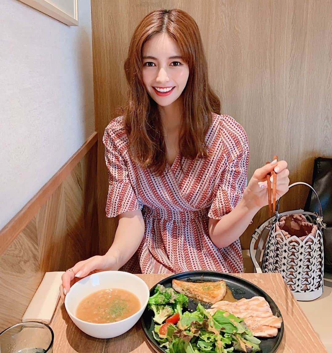 得あゆさんのインスタグラム写真 - (得あゆInstagram)「美味しく痩せる🍗🥗 ・ サラダとチキンとオートミール🍚 めちゃ美味しいのにヘルシー！🔥 ヘルシーモンスター👾@healthymonster_cafe 外苑前近くにあるよ！ ・ ・ ・ ・ ・ ・ ・ #ヘルシーモンスター#healthymonster#ランチ#お昼ごはん#サラダ#チキン#オートミール#ダイエット#ヘルシー#ごはん#美味しい#カフェ#カフェ巡り#お洒落#グルメ#食べ歩き#東京#外苑前#表参道#女子会#ナチュラル#大人カジュアル#トレーニング#cafe#japanesegirl#gourmet#diet#lunch#oatmeal#salad」7月2日 19時43分 - tokuayu819