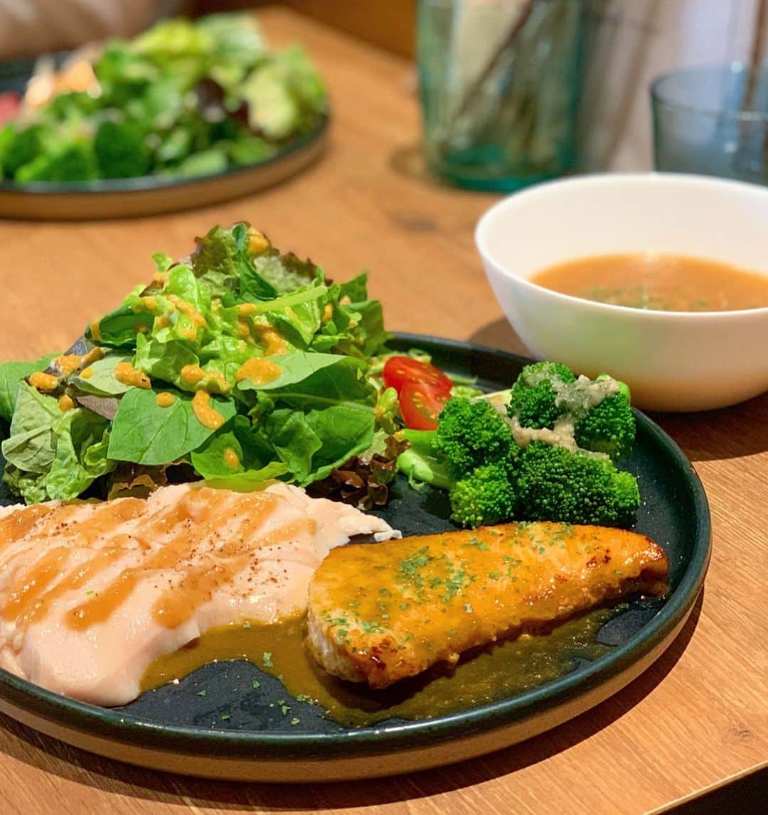 得あゆさんのインスタグラム写真 - (得あゆInstagram)「美味しく痩せる🍗🥗 ・ サラダとチキンとオートミール🍚 めちゃ美味しいのにヘルシー！🔥 ヘルシーモンスター👾@healthymonster_cafe 外苑前近くにあるよ！ ・ ・ ・ ・ ・ ・ ・ #ヘルシーモンスター#healthymonster#ランチ#お昼ごはん#サラダ#チキン#オートミール#ダイエット#ヘルシー#ごはん#美味しい#カフェ#カフェ巡り#お洒落#グルメ#食べ歩き#東京#外苑前#表参道#女子会#ナチュラル#大人カジュアル#トレーニング#cafe#japanesegirl#gourmet#diet#lunch#oatmeal#salad」7月2日 19時43分 - tokuayu819