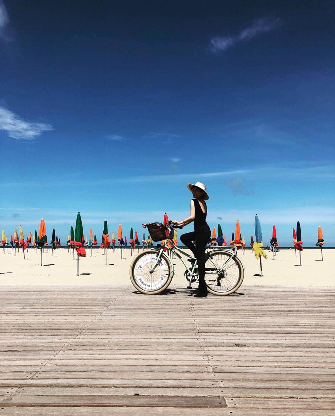 白澤貴子さんのインスタグラム写真 - (白澤貴子Instagram)「After Trouville, I cycled in Deauville. It's the best transportation here🚲  パリ21区とも呼ばれるドーヴィル。  先ほどの写真のビーチは昼間こんなにカラフル。  ハイブランドのブティックたちがコロンバージュの建物で可愛い。  最後の2枚はおすすめショップ備忘録。  UBERも他のアプリも使えずタクシーを諦めてここでは全部自転車移動！  美味しい風を受けて最高に気持ちいい♡  #白澤とパリ番外編 #白澤とノルマンディ #ドーヴィル」7月2日 19時45分 - takakoshirasawa