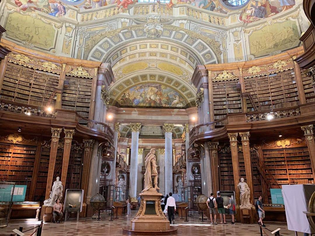 篠原菜月さんのインスタグラム写真 - (篠原菜月Instagram)「オーストリア国立図書館📚 豪華ですべて美しかった！まさに美女と野獣に出てくる図書館だった😍👏 ・ ・ #Austria#Vienna#wien#library#summer#vacation#travel#trip#オーストリア#ウィーン#オーストリア国立図書館#夏休み#美女と野獣#図書館」7月2日 19時45分 - natsukishinohara