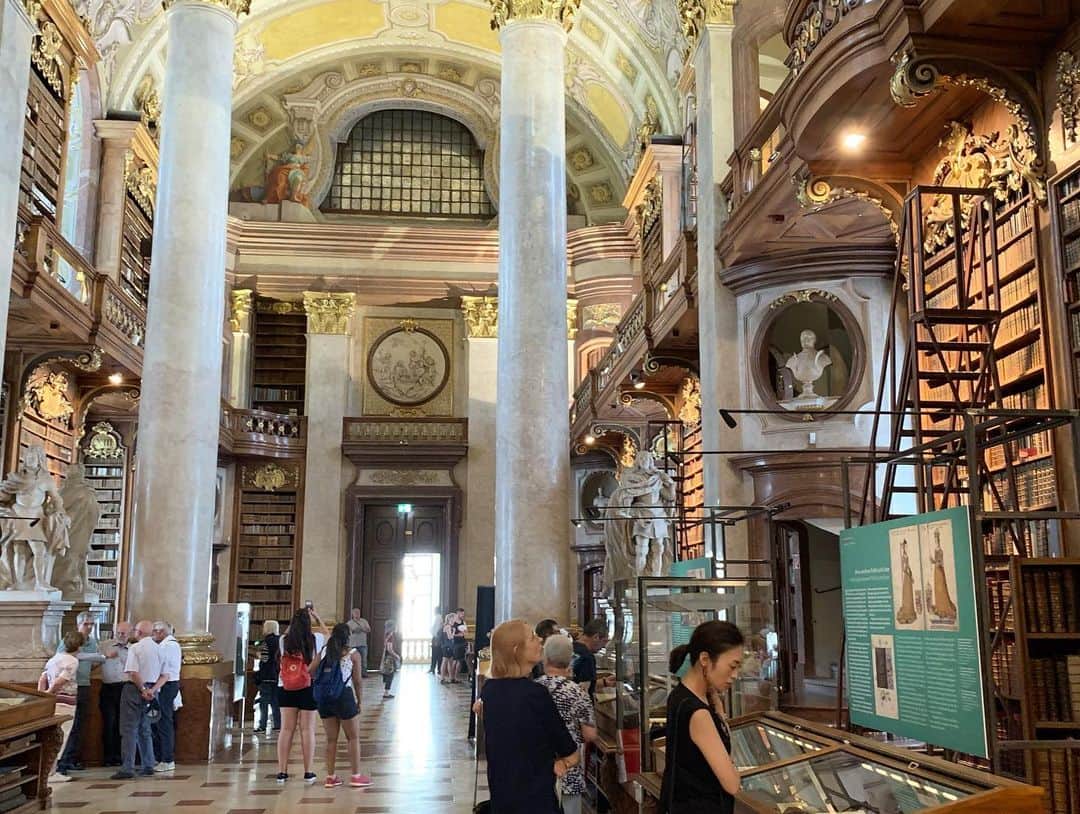 篠原菜月さんのインスタグラム写真 - (篠原菜月Instagram)「オーストリア国立図書館📚 豪華ですべて美しかった！まさに美女と野獣に出てくる図書館だった😍👏 ・ ・ #Austria#Vienna#wien#library#summer#vacation#travel#trip#オーストリア#ウィーン#オーストリア国立図書館#夏休み#美女と野獣#図書館」7月2日 19時45分 - natsukishinohara