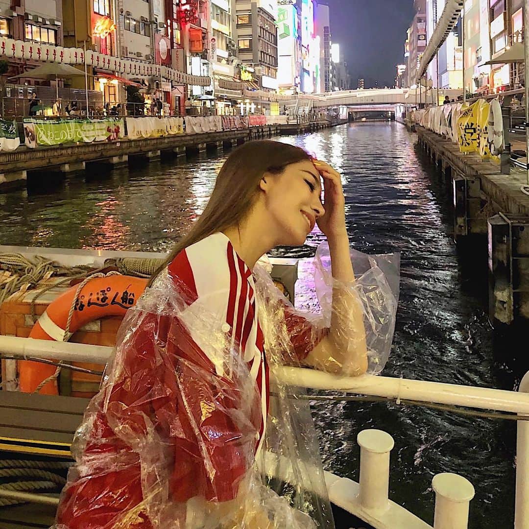 藤田麻里さんのインスタグラム写真 - (藤田麻里Instagram)「この日はトルコから日本に. お友達がきてて大阪案内しました🥳. . 20分の道頓堀ミニクルーズに乗ったよ♥️. . 途中雨が降ってきてカッパ着た🤣✌️. . . #妹は配られたカッパを勿体無いからという理由で着ようとせず #トルコの友達は脳内ハテナ #関西人の血でてた#道頓堀 #カッパって言い方古いかも#レインコート #撮影#ファッション#ファッションモデル#モデル#コーデ#コーディネート#メイク#ヘアメイク#ヘアスタイル#神戸#神戸っ子#followme#fashion#code#codenate#kobe#model」7月2日 19時45分 - fujimari29