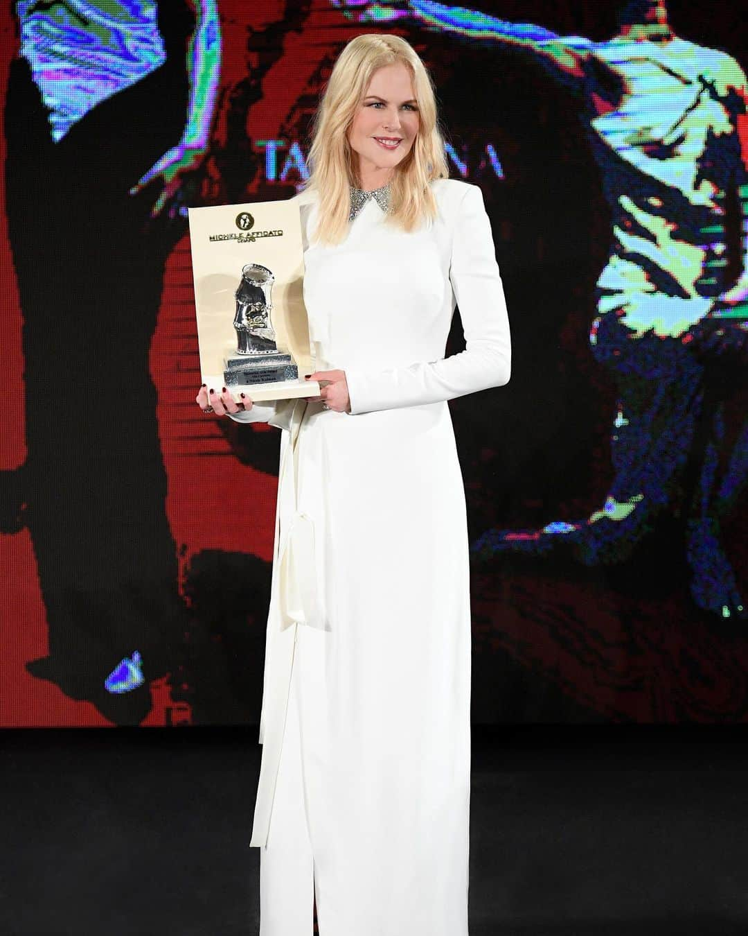 エルマンノシェルヴィーノさんのインスタグラム写真 - (エルマンノシェルヴィーノInstagram)「Beauty in white! Nicole Kidman (@nicolekidman) in a #ScervinoFW19 white dress with crystals on the collar at the Taormina Film Fest. #ScervinoPeople . . #ErmannoScervino #NicoleKidman #Kidman #fallwinter #taorminafilmfest65 #taormina #filmfest #filmfestival #festivaldelcinema #moviestar #awardnight #awards #celebrity #actress #fw19 #couture」7月2日 19時51分 - ermannoscervino