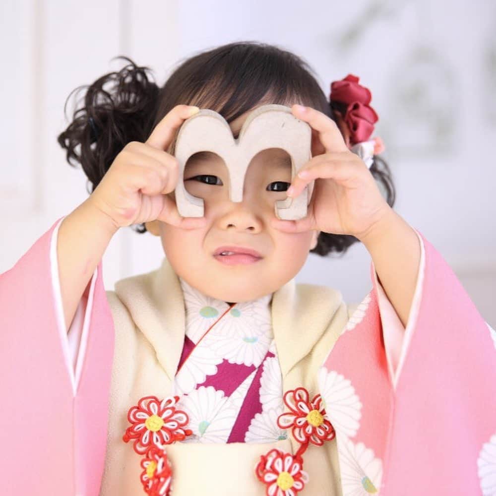 ハピリィフォトスタジオさんのインスタグラム写真 - (ハピリィフォトスタジオInstagram)「🗣リニューアルキャンペーン実施中  両津勘吉の真似じゃないよ（笑）、 2枚はとってもいい笑顔 きっと素敵なお兄ちゃんがいるからかな🥰  夏で真っ黒になる前の夏休み前が 写真映えしますよ🤔  詳細はHPをチェック！  #ハピリィフォトスタジオ#ハピリィ#happilyphotostudio#happily#ハピリィフォトスタジオ表参道#ハピリィフォトスタジオ自由ヶ丘店#ハピリィフォトスタジオみなとみらい#ハピリィフォトスタジオ吉祥寺#ハピリィフォトスタジオ名古屋金山店#ハピリィluxe六本木#ベストキッズオーディション#bestkidsaudition#キッズモデル#リニューアルキャンペーン#夏休み」7月2日 19時52分 - happily_photo_studio