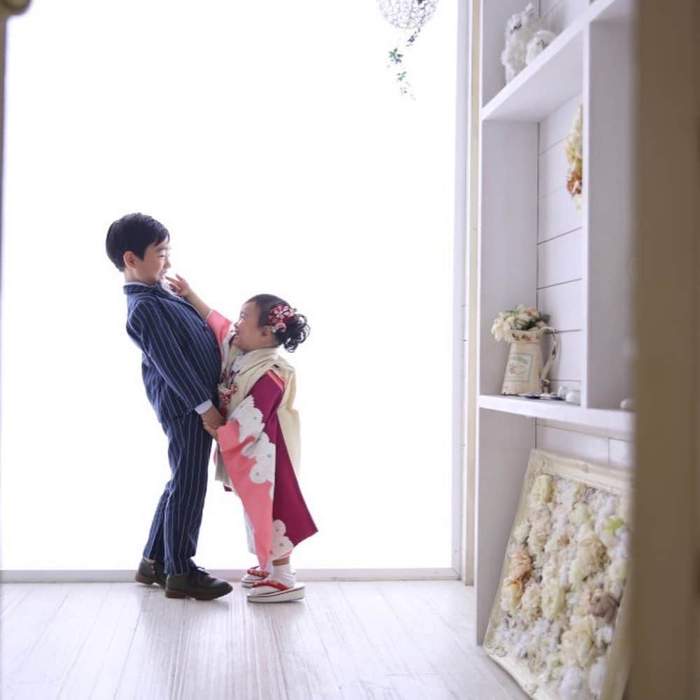 ハピリィフォトスタジオさんのインスタグラム写真 - (ハピリィフォトスタジオInstagram)「🗣リニューアルキャンペーン実施中  両津勘吉の真似じゃないよ（笑）、 2枚はとってもいい笑顔 きっと素敵なお兄ちゃんがいるからかな🥰  夏で真っ黒になる前の夏休み前が 写真映えしますよ🤔  詳細はHPをチェック！  #ハピリィフォトスタジオ#ハピリィ#happilyphotostudio#happily#ハピリィフォトスタジオ表参道#ハピリィフォトスタジオ自由ヶ丘店#ハピリィフォトスタジオみなとみらい#ハピリィフォトスタジオ吉祥寺#ハピリィフォトスタジオ名古屋金山店#ハピリィluxe六本木#ベストキッズオーディション#bestkidsaudition#キッズモデル#リニューアルキャンペーン#夏休み」7月2日 19時52分 - happily_photo_studio