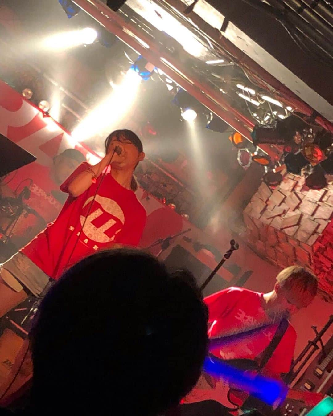 MIAKAさんのインスタグラム写真 - (MIAKAInstagram)「先日のライブ！#下北沢ろくでもない夜 にご来場ありがとうございました❣️ 6月ラストはろくでもない夜から最高の夜になりました💜 今回はデスメタルなロック曲、私が歌わせて頂いているCR巨人の星の挿入歌もバンドでやりました！いかがでしたか🤗 ・ ・ ろくでもないみあかバンドセトリ 自分の曲4曲＋ Fight for praise(CR巨人の星) Perfect(Fairground Attraction cover) 絢爛豪華BASARA(セッション) ・ ・ 次は8/25です！夏仕様になるので最後の夏は是非楽しみに来て下さい🤩 ・ ・ ・ そしてよく通ってるコンビ二のおばちゃんがわざわざ花束を渡しに来てくれた😂🌻 もっとLAWSONに通うと心に決めました← ・ ・ ・ #ろく夜の壁が可愛い件 #miaka」7月2日 19時54分 - miaka.jp