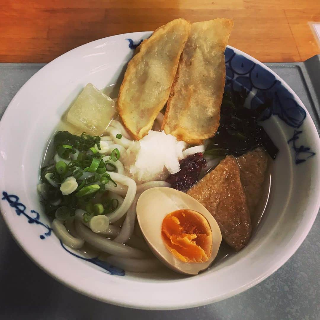 のインスタグラム：「有田、夏の味、登場してます🌞 . 雨続きですが、有田の飲食店では夏の料理がはじまってきてます😋 . 写真は大カ◯うどんさんの夏メニュー。夏うどん？だったかな。美味しゅうございました‼️ . #うどん好きと繋がりたい  #夏うどん  #手打ちうどん  #有田ランチ  #夏ごはん #udon」