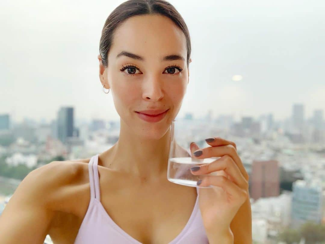 エミ・レナータさんのインスタグラム写真 - (エミ・レナータInstagram)「家で飲むお水もペットボトルを買っていましたが、 一ヶ月前から「キララ」のウォーターサーバーを使い始めました。❤️ お水はとても美味しくて、便利で、そして少しかもですが環境に貢献できてるかな、と思います。 これからもできるところで、ペットボトル使わないようにします。💪🏼😌 @kirala_mtg #kirala」7月2日 19時59分 - emi_renata