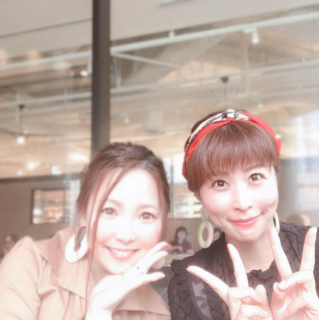 藤井日菜子さんのインスタグラム写真 - (藤井日菜子Instagram)「めぐみちゃんともう何ヶ月も前から、ずっと約束していたランチ🍽今日実現しました💖しかもとっっても素敵なお店に連れてもらって😻色とりどりのお野菜をヴュッフェで食べられるコスメキッチンアダプテーション❣️ おかひじき、というモシャモシャの野菜が美味しかった〜💖 ドレッシングも沢山選べて、スープも美味しかったし、罪悪感なしに食べられるスウィーツも美味しかった😻 よく笑うめぐみちゃんに癒され、楽しいランチでした😊 ありがとう💖 ＃野菜ヴュッフェ ＃ビーガンカフェ＃阪神百貨店#コスメキッチン#コスメキッチンアダプテーション」7月2日 20時03分 - hinakofuji