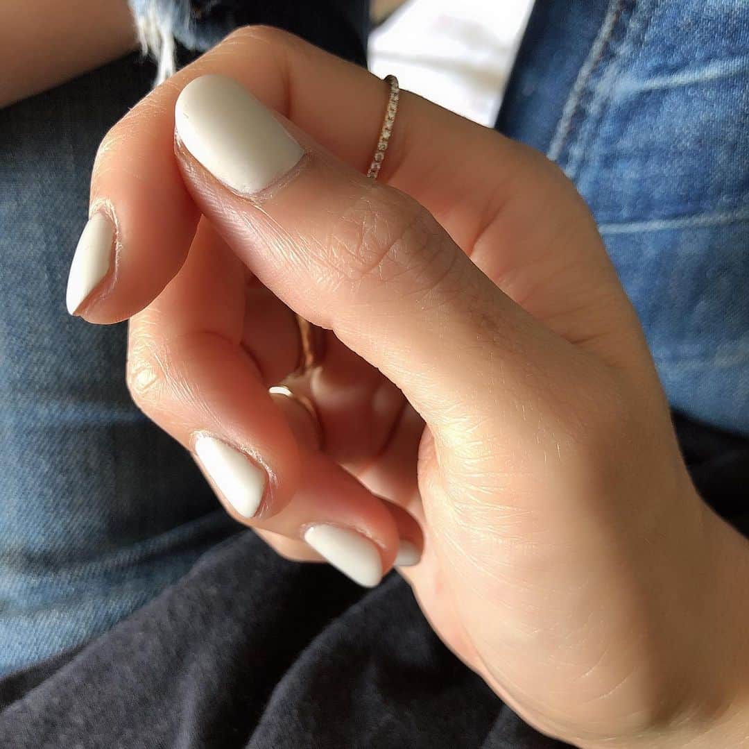 大桑マイミのインスタグラム：「＊＊ グレージュへ 💅  睫毛エクステは少しボリュームアップ。  メイクが楽で助かります。 が ナチュラルなので すっぴんにも馴染みがいい。 @salonbdaikanyama」