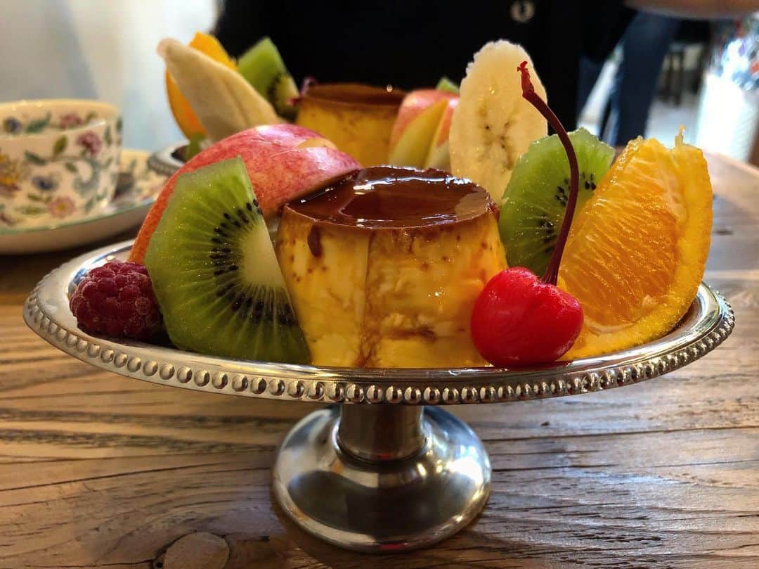 土井コマキさんのインスタグラム写真 - (土井コマキInstagram)「802の近所に引っ越してきた、カフェトキオナでプリンアラモード🍮 水木は休みでニッポンカリーオルタナになる。木曜のスープカレーがめっちゃ新しくて美味しい！0点の言い方やけど、味噌汁ごはんみたいな感じ！発明やわー、これ。 #カフェトキオナ  #ニッポンカリーオルタナ」7月2日 20時08分 - doikomaki