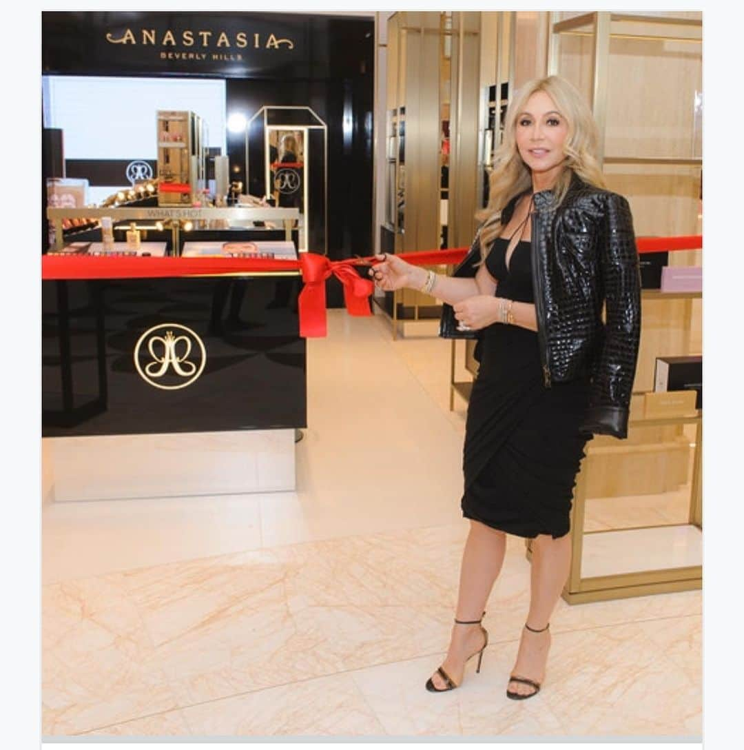 Anastasia Beverly Hillsさんのインスタグラム写真 - (Anastasia Beverly HillsInstagram)「Another milestone for ABH -global expansion ❤️ thank you @harrods @harrodsbeauty for hosting the opening of ABH makeup boutique and in 2 weeks ABH BROW  STUDIO  So excited 🎉💫 I want to thank everyone that showed up for this soft opening ( sorry we could not invite our fans !! ( security rules). #anastasiasoare #anastasiabeverlyhills」7月2日 20時12分 - anastasiabeverlyhills