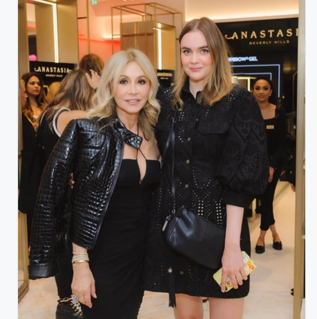 Anastasia Beverly Hillsさんのインスタグラム写真 - (Anastasia Beverly HillsInstagram)「Another milestone for ABH -global expansion ❤️ thank you @harrods @harrodsbeauty for hosting the opening of ABH makeup boutique and in 2 weeks ABH BROW  STUDIO  So excited 🎉💫 I want to thank everyone that showed up for this soft opening ( sorry we could not invite our fans !! ( security rules). #anastasiasoare #anastasiabeverlyhills」7月2日 20時12分 - anastasiabeverlyhills