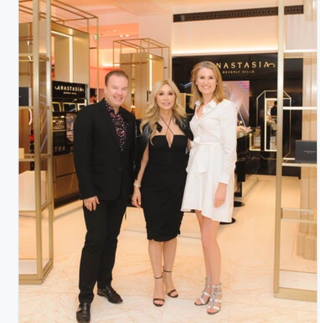 Anastasia Beverly Hillsさんのインスタグラム写真 - (Anastasia Beverly HillsInstagram)「Another milestone for ABH -global expansion ❤️ thank you @harrods @harrodsbeauty for hosting the opening of ABH makeup boutique and in 2 weeks ABH BROW  STUDIO  So excited 🎉💫 I want to thank everyone that showed up for this soft opening ( sorry we could not invite our fans !! ( security rules). #anastasiasoare #anastasiabeverlyhills」7月2日 20時12分 - anastasiabeverlyhills