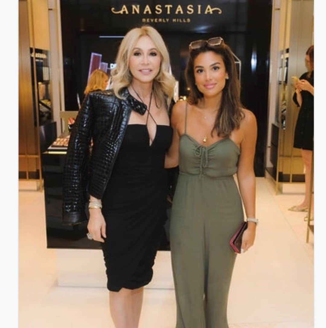 Anastasia Beverly Hillsさんのインスタグラム写真 - (Anastasia Beverly HillsInstagram)「Another milestone for ABH -global expansion ❤️ thank you @harrods @harrodsbeauty for hosting the opening of ABH makeup boutique and in 2 weeks ABH BROW  STUDIO  So excited 🎉💫 I want to thank everyone that showed up for this soft opening ( sorry we could not invite our fans !! ( security rules). #anastasiasoare #anastasiabeverlyhills」7月2日 20時12分 - anastasiabeverlyhills