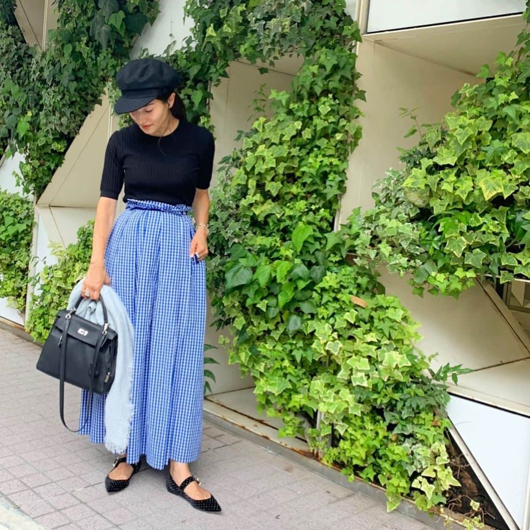 亀恭子のインスタグラム：「カラーチェック。 . . . 幼少の頃以来かも くらい 久しぶりに。 . . しばらく継続している チェック柄のトレンド。 ベーシックカラーのチェックは一通り纏った感・満足感を経て、 たまにはこんなガーリーなタイプを❤︎ . . today's… #fashion #ootd #kkstyle #tokyo #kamescloset #knit #aton #skirt #drawer #hat #chanel #stole #asaucemeler #bag #hermes #shoes #jimmychoo #summer #july」
