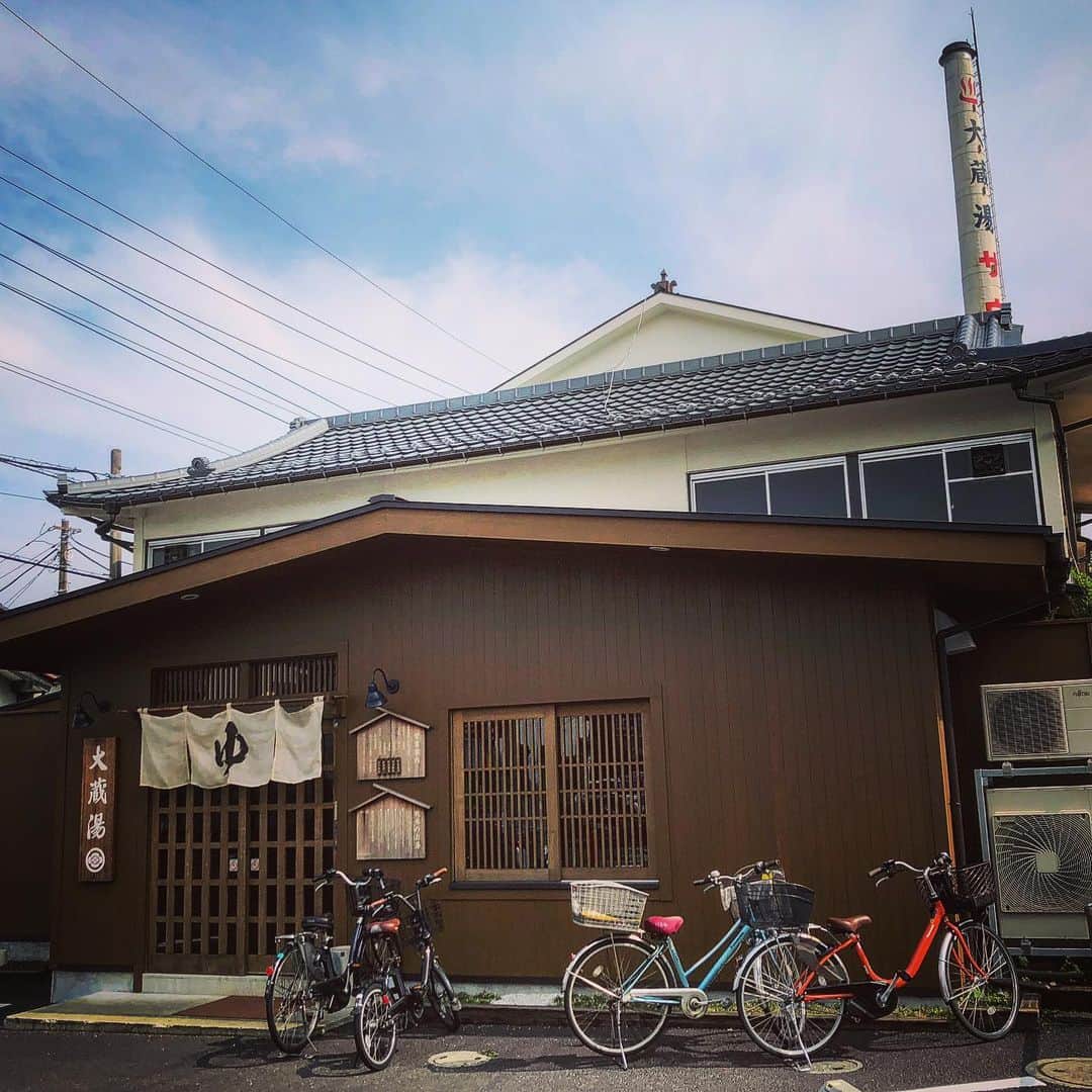 のインスタグラム：「町田市木曽町の大蔵湯。リニューアルしたての宮造りカウンター型銭湯。木目の板張りの内装が素敵。高天窓も木目の格子窓。黄富士山のタイルモザイク画。湯船も広々の檜風呂。熱湯は岩風呂。有料サウナに水風呂。脱衣所は畳。駐車場有り。おぼろ染のオリジナルタオルをゲット。7/7武藤ウエノ福岡BRF。7/12武藤昭平下北沢ラグーナ。#リハビリ銭湯 #銭湯 #ゆっポくん #風呂 #bath #sento」