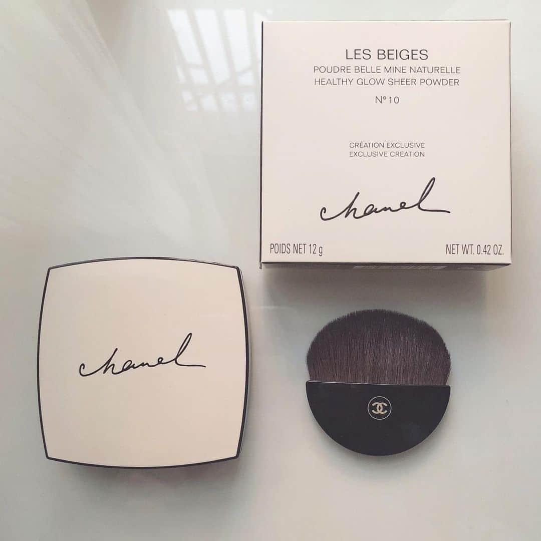 puinpiさんのインスタグラム写真 - (puinpiInstagram)「COCO CHANEL ： ココシャネルのファンとしては、 絶対に欲しかった物をニューヨークでgetしました❤︎ ： シャネルのサインが入った レ ベージュ プードゥル ベル ミン ♡ ： ブラシの使い心地も最高だし、 パウダーはサラサラなのに、ツヤもでてお気に入り♡ ： カラーはN°10を選びました☺︎❤︎ ： シャネルのベージュカラーは、 フランスのドーヴィルの砂浜の色なんだって。 ： なんてオシャレなんだろ。 ： ： #chanel#cocochanel#レベージュプードゥルベルミン#フェイスパウダー#サイン#コスメ#パウダー#ファンデーション#プイ」7月2日 20時16分 - puinpi