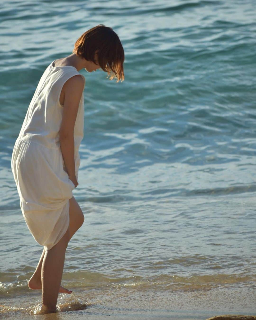 のインスタグラム：「海に入った〜〜 沖縄はすごく暑いから水に入っても全然サム！👦 とはならなくてさっぱり〜気持ちいいーって感じでした。  夏を謳歌してるなー  #沖縄#写真集#嘘です#ootd#海#夏#summer#白#波打ち際#short#ワンピース#shortcut」