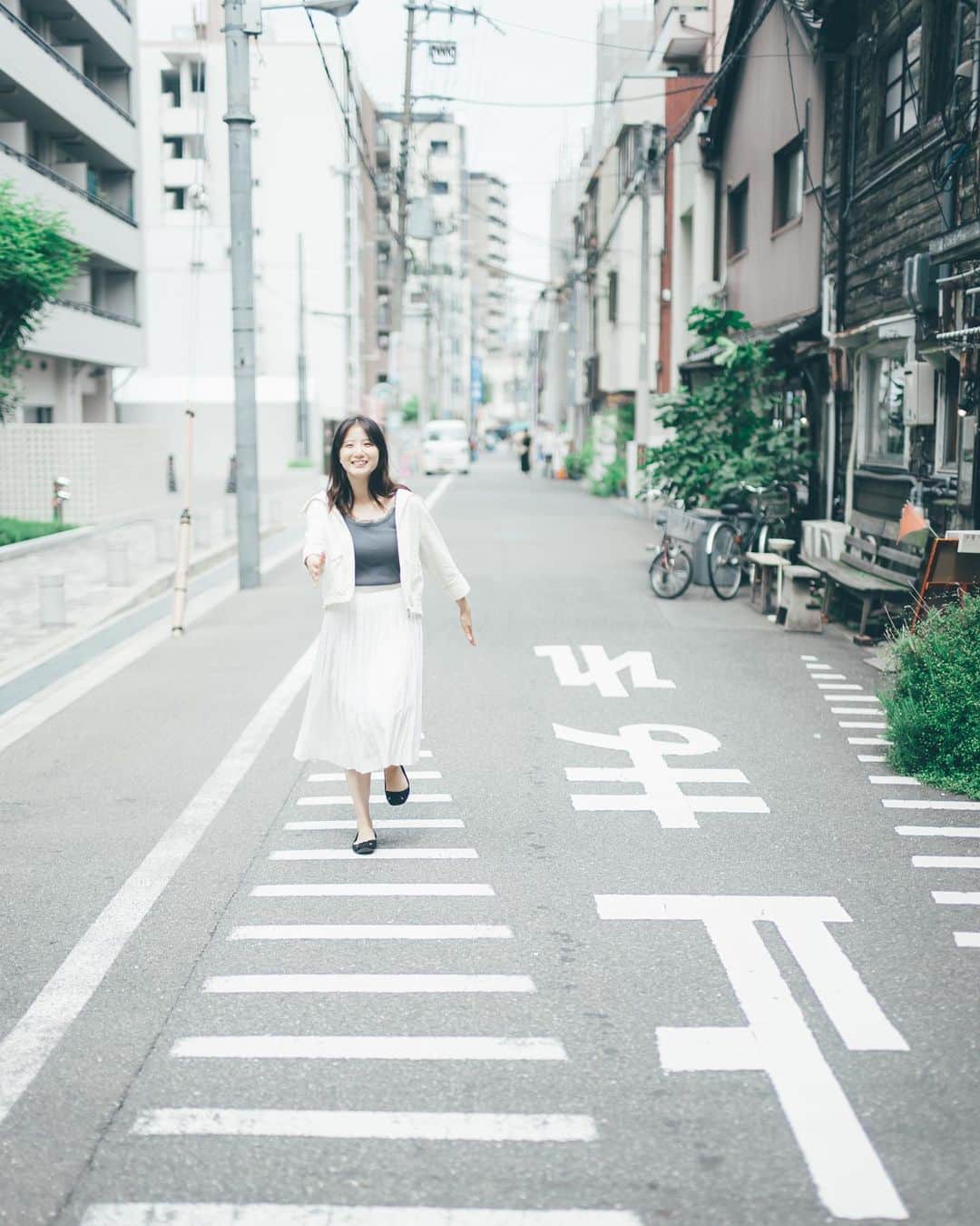 sorayuchiのインスタグラム：「・ 中学生くらいにやった集団行動の行進？みたいなやつをやってほしかったんやけど、昔すぎてわからなかった私のポージング指示のゆるさ( ´∀｀) YouTubeで勉強しとくので、衣装合わせた大人数の集団行動の写真、撮らせてください📷」