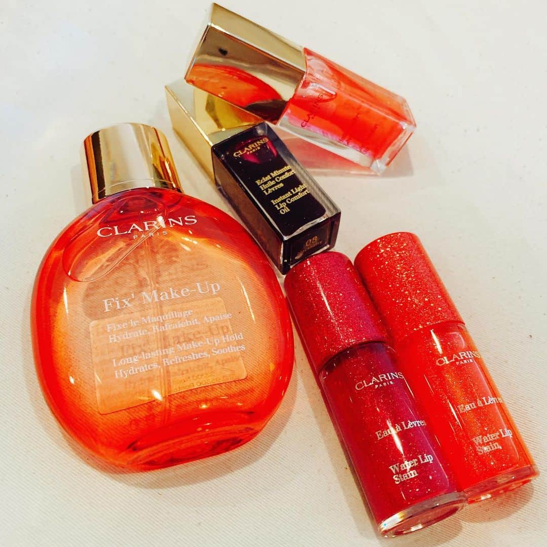 新村あかりのインスタグラム：「CLARINSで散財してきたよ❤︎ 動画で付けてるリップは ウォーターリップ ステイン07 コンフォートリップオイル08 です🐰💕 #clarins」