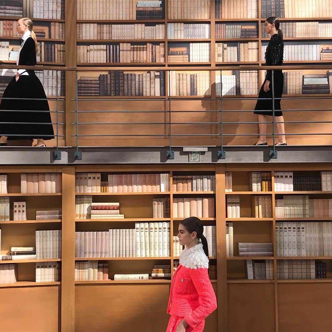 装苑さんのインスタグラム写真 - (装苑Instagram)「巨大な円形の図書館がグラン・パレに再現されたCHANELの2019-20年秋冬オートクチュールのショー。ガブリエリ・シャネルのサロンともカール・ラガーフェルドのスタジオともとれる演出で、ともかく圧巻。ビビッドな差し色が目を引いたコレクションでは、文学少女風なメガネをかけたモデルも登場。会場には中条あやみさんの姿も。 #PARISFASHIONWEEK #2019AW #HAUTECOUTURE #CHANELHauteCouture」7月2日 20時18分 - soenonline