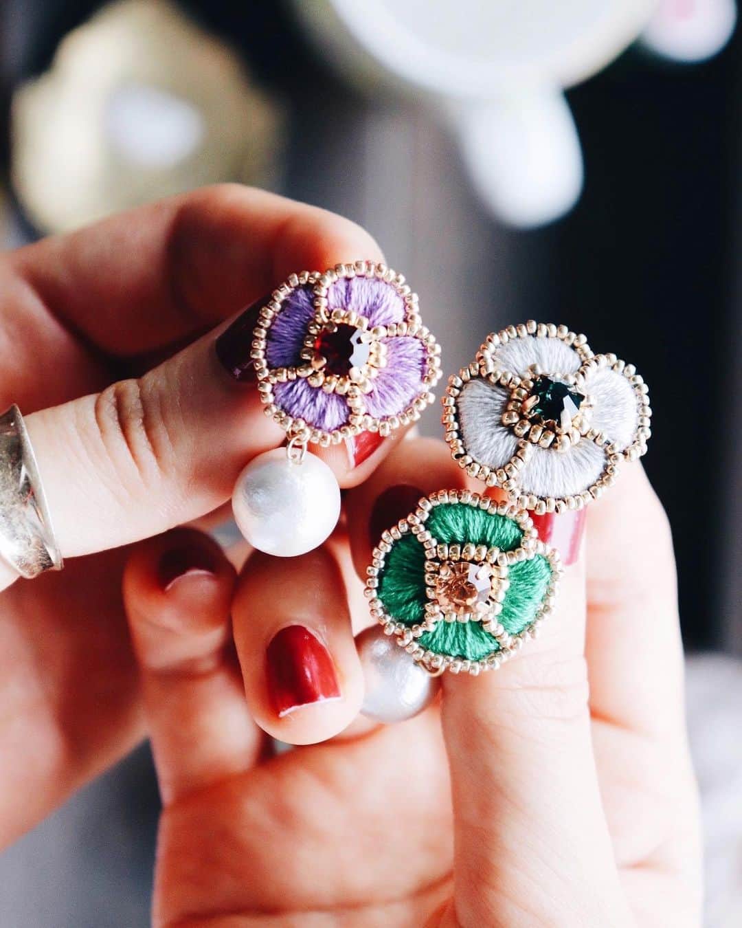 handmade shopのインスタグラム：「一色使いのお花も販売いたします🌼﻿ ﻿ 7月の販売会は7/5(金)22時からスタートです😊﻿﻿ ﻿﻿ ﻿﻿ 🌱7/5(金)22:00〜 online shop販売会﻿﻿﻿ 🌱7/20.21 creema HMJ (ビッグサイト)﻿﻿﻿﻿﻿﻿﻿﻿ ﻿﻿﻿ ﻿﻿﻿ I sell flower accessories once a month.﻿﻿﻿ I can ship overseas. The next sale will start on July 5th at 22:00. Please look forward to.﻿﻿﻿ ﻿﻿﻿ ﻿﻿﻿﻿﻿﻿﻿﻿ ﻿﻿﻿﻿﻿﻿﻿﻿ #クスクスミスチーフ#花」