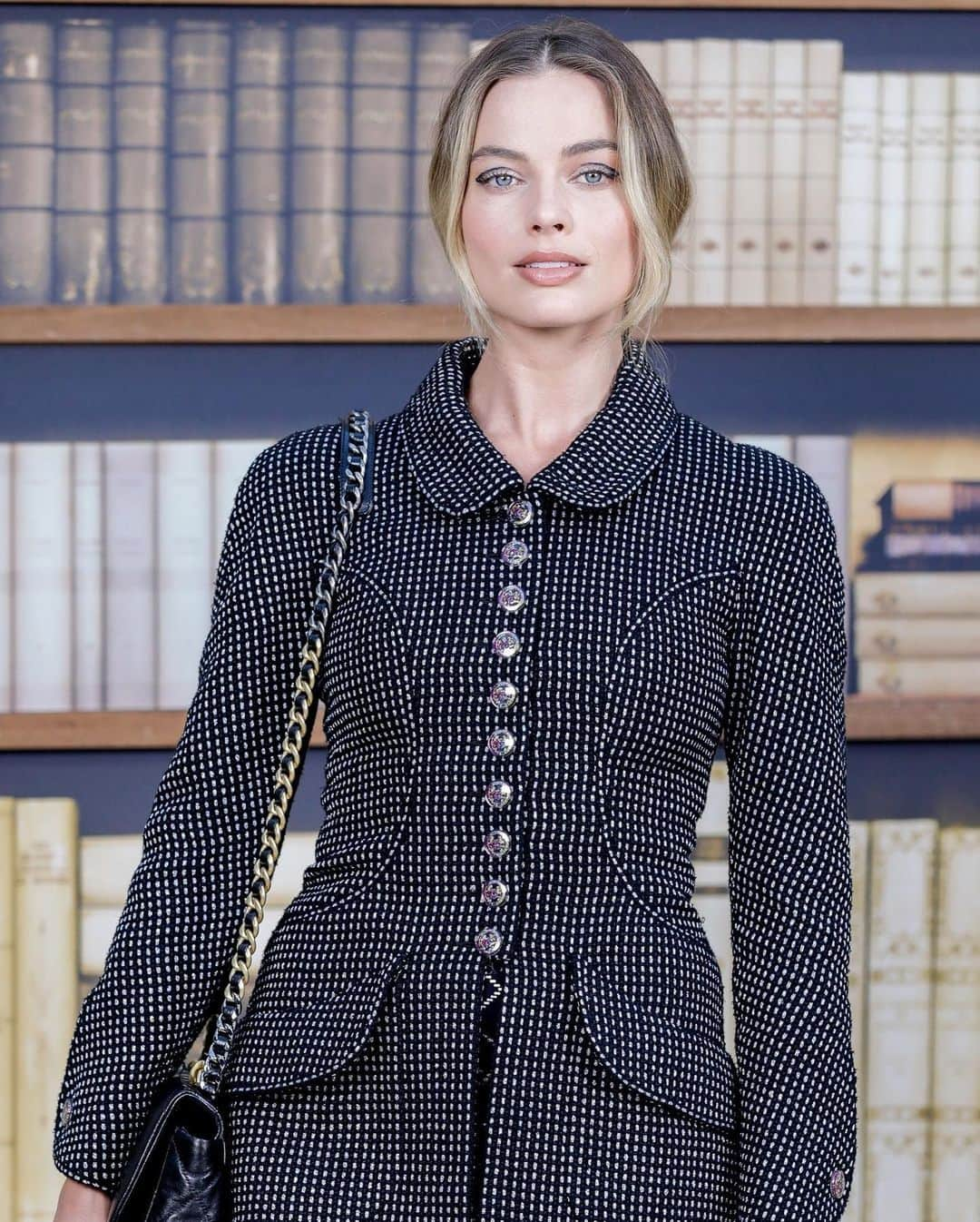 Just Jaredさんのインスタグラム写真 - (Just JaredInstagram)「@margotrobbie celebrates her 29th birthday at the @chanelofficial #ParisFashionWeek show! See more on JustJared.com Photos: Backgrid」7月3日 1時52分 - justjared