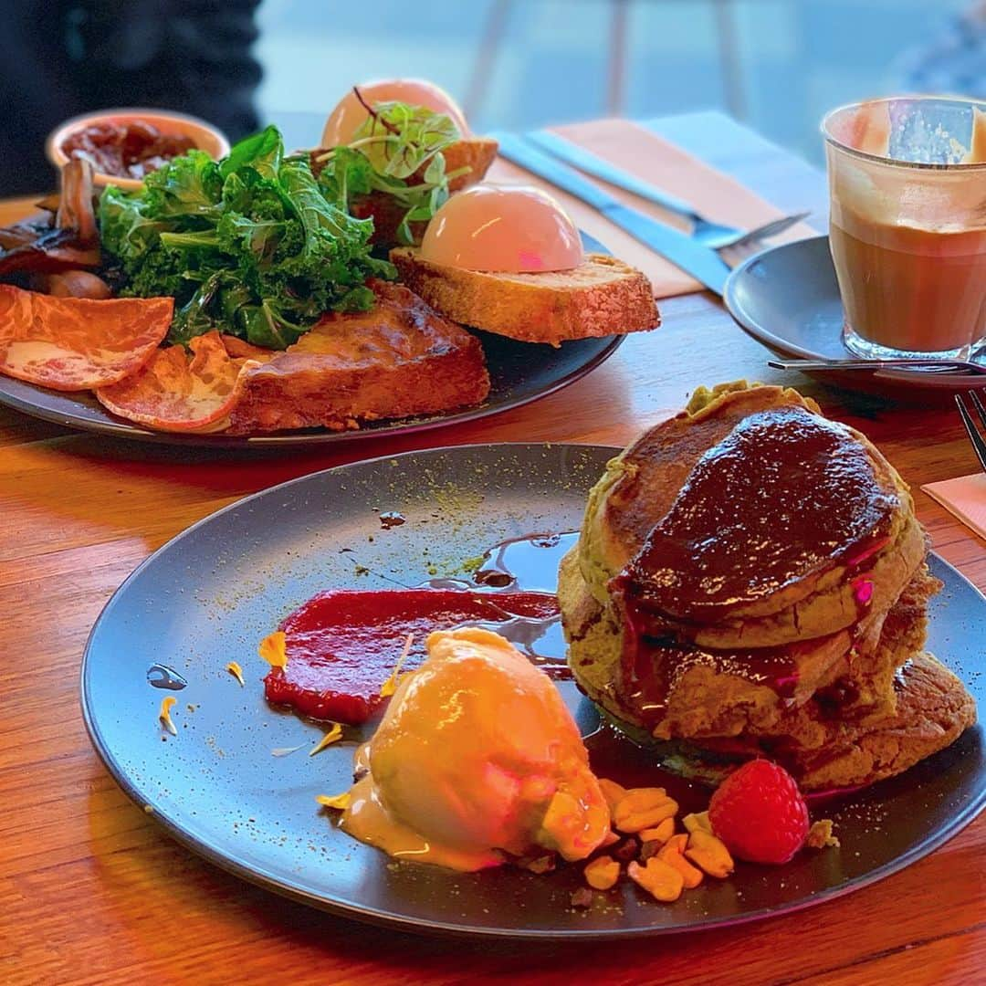 LINA（吉村リナ）さんのインスタグラム写真 - (LINA（吉村リナ）Instagram)「THE BEST BREAKFAST I HAD SO FAR !!!! ・ なんて贅沢な朝だったんだろう…✨ まるでお城に暮らすプリンセスの朝食みたいだった👸💓🥞 私が注文したのは、 キャラメルバニラアイスクリームやピーナッツ、ブルーベリーやイチゴソース、チョコレートソースが たっぷり添えられた抹茶パンケーキ🤤 友達が注文したのは、アメリカンスタイルのBig Brakfast 🍴写真に写ってるもの、全てVeganです🌱🤭ベーコンも卵も… 特にベーコンは、食べたとき味も香りも同じすぎて、４年ぶりにお肉を口に入れたかのような感覚でした。 科学とアートの進歩がすごい...⚡️✨⚡️ #allvegan#glutenfree  I ordered Matcha GF vegan pancakes w/ vegan ice cream , chocolate sauce, peanuts, blueberries, strawberry sauce…. Ahhhh HEAVEN 😂💘🤤I wish I could eat this every single morning!!! Also the Vegan Big Breakfast plate  was amazing….⚡️ The bacon and eggs are vegan, yes…🤭Especially the bacon was too REAL that I even couldn’t believe it was not meat. Such an artistic and scientific meal ⚡️」7月2日 20時32分 - lina3336