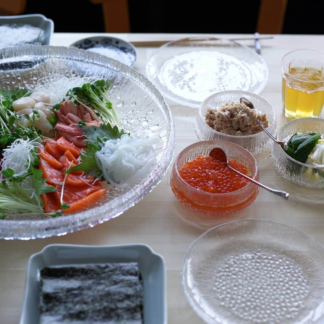 Scopeさんのインスタグラム写真 - (ScopeInstagram)「ウルティマツーレと夏！ 素麺だけでなく 手巻寿司にも最高なのです。 ってことは、客人ある日 刺身盛りも立派に出せます。  今日、掲示板にコメントを 貰いましたが冷やし中華も ソーナイスみたいですよ。  #ウルティマツーレと夏  そんな、ソーナイスなる 冷やし中華みたいなことあれば 是非、参考にしたいですらい。 皆さんのウルティマ使い夏編 是非、お見せくださいましまし。  ナイスポストには 最も人気のない ウルティマツーレのナニカ を無理矢理送りつけます！ イエイイエイイエイ！  夏を楽しく過ごしませう。  #scope_japan #iittala #ultimathule #イッタラ #ウルティマツーレ」7月2日 20時25分 - scope_japan